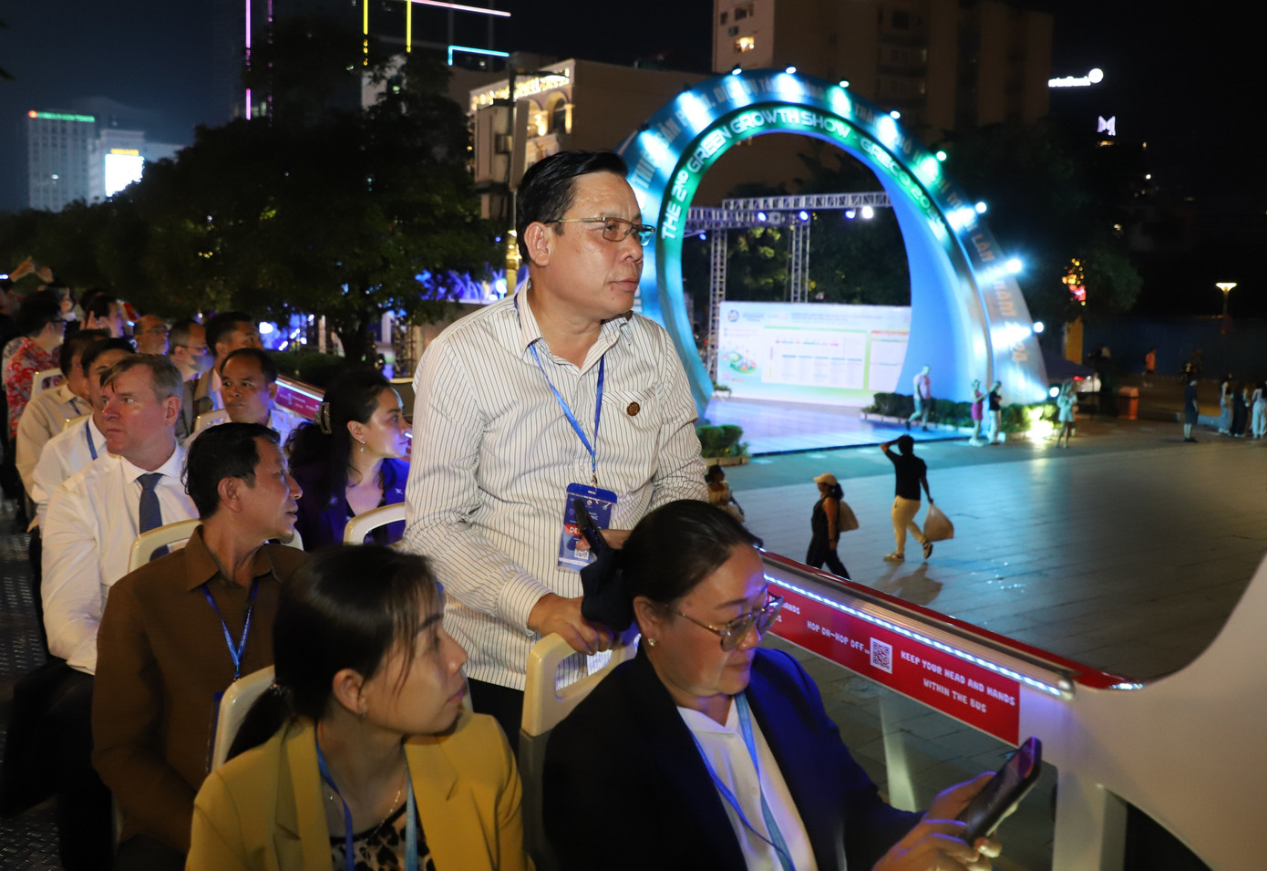 Khách nước ngoài tham quan trung tâm TPHCM về đêm. Ảnh: Ngô Tùng. Khách nước ngoài tham quan trung tâm TPHCM về đêm. Ảnh: Ngô Tùng.