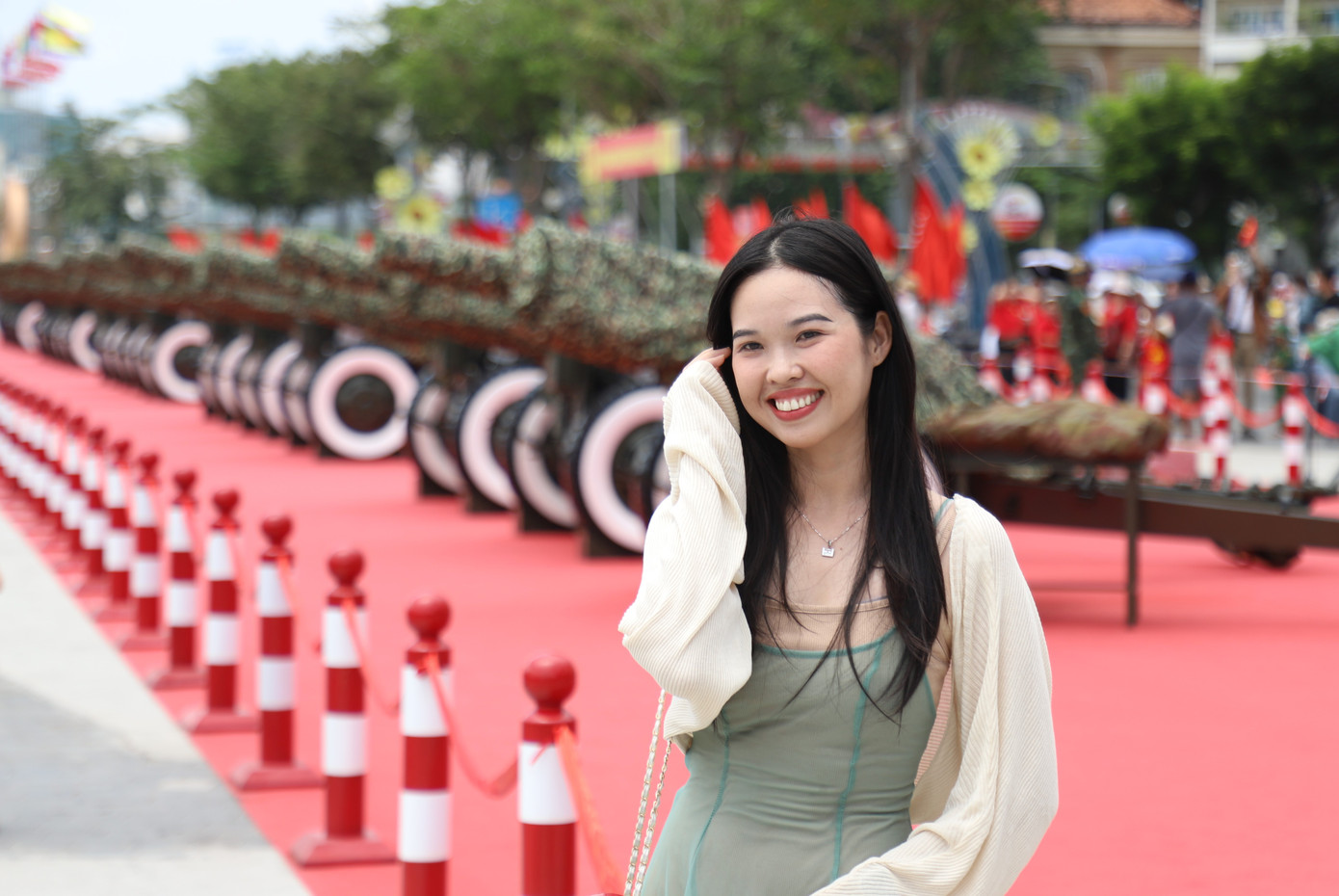 Bạn trẻ check-in với trận địa pháo lễ.