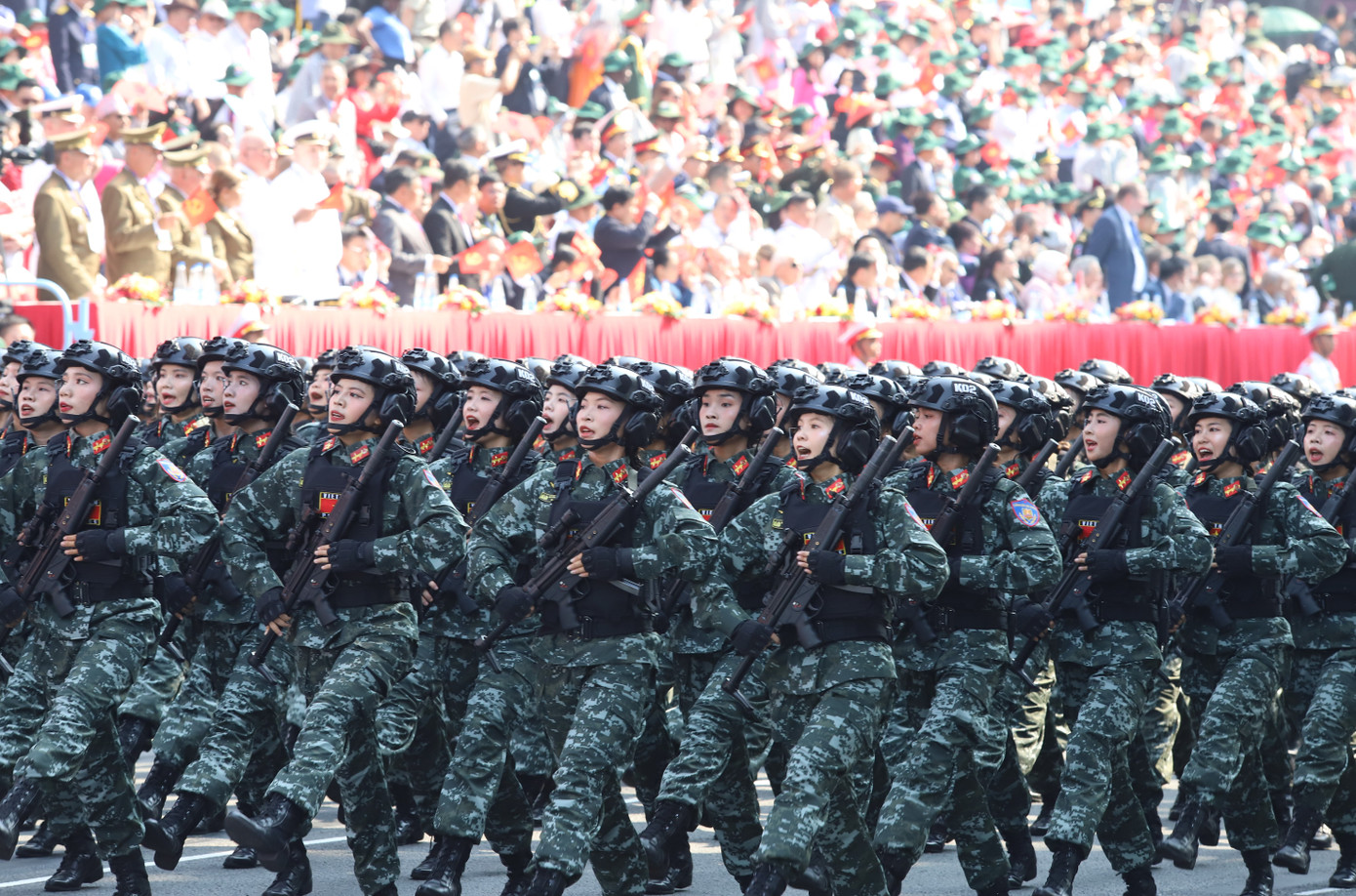 Trong ảnh là khối nữ chiến sĩ cảnh sát đặc nhiệm. Vượt khó, vượt khổ, các nữ chiến sĩ cảnh sát đặc nhiệm luôn nỗ lực rèn luyện, phấn đấu và hoàn thành xuất sắc mọi nhiệm vụ được giao, xứng danh là những “bông hồng thép” kiên cường, mạnh mẽ của lực lượng Công an nhân dân.