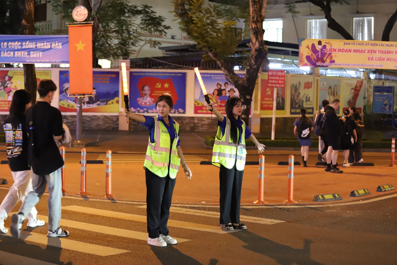 Thiên Kim cùng bạn Trương Thị Mỹ Hạnh (sinh viên Trường Đại học Văn Lang) tích cực tham gia từ ngày đội hình vừa được triển khai.