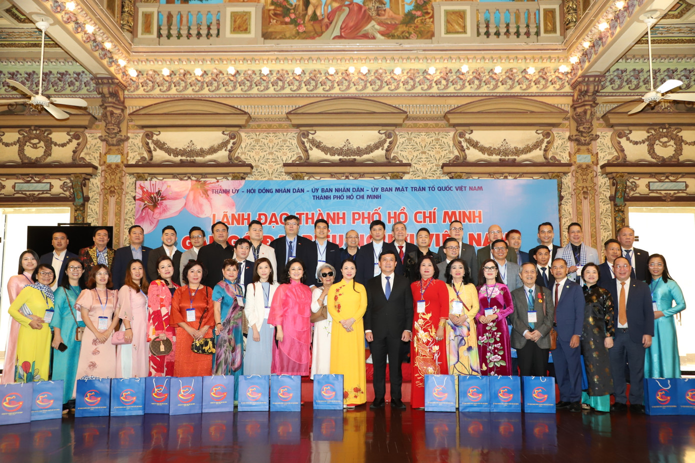 Các kiều bào chụp ảnh lưu niệm cùng lãnh đạo TPHCM. Ảnh: Ngô Tùng