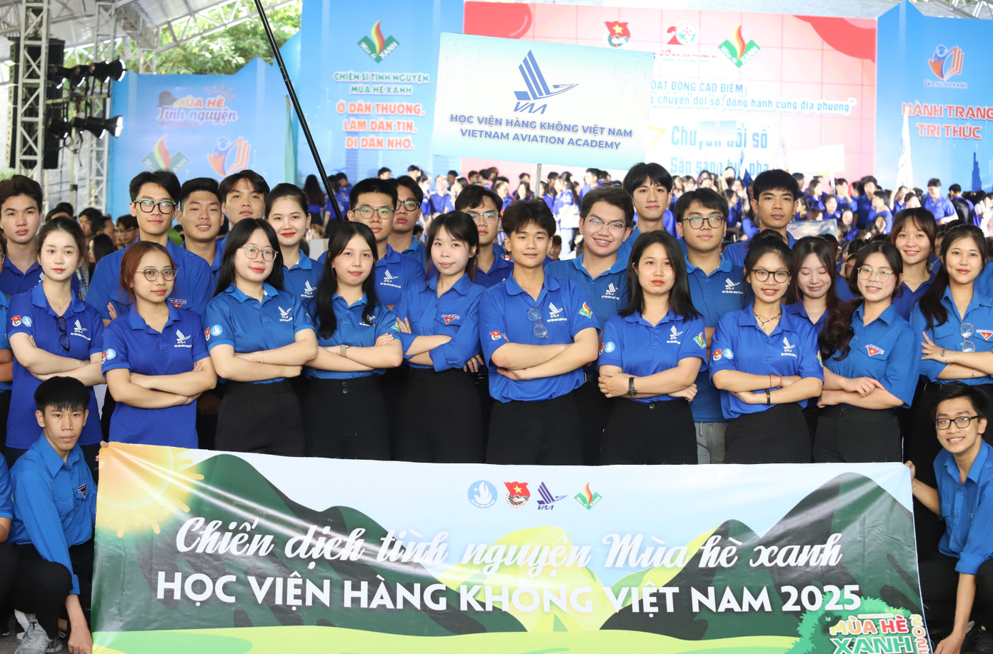 Các chiến sĩ tình nguyện sẵn sàng tham gia những hoạt động tình nguyện hè tại các địa bàn trong và ngoài TPHCM. Các chiến sĩ tình nguyện sẵn sàng tham gia những hoạt động tình nguyện hè tại các địa bàn trong và ngoài TPHCM.