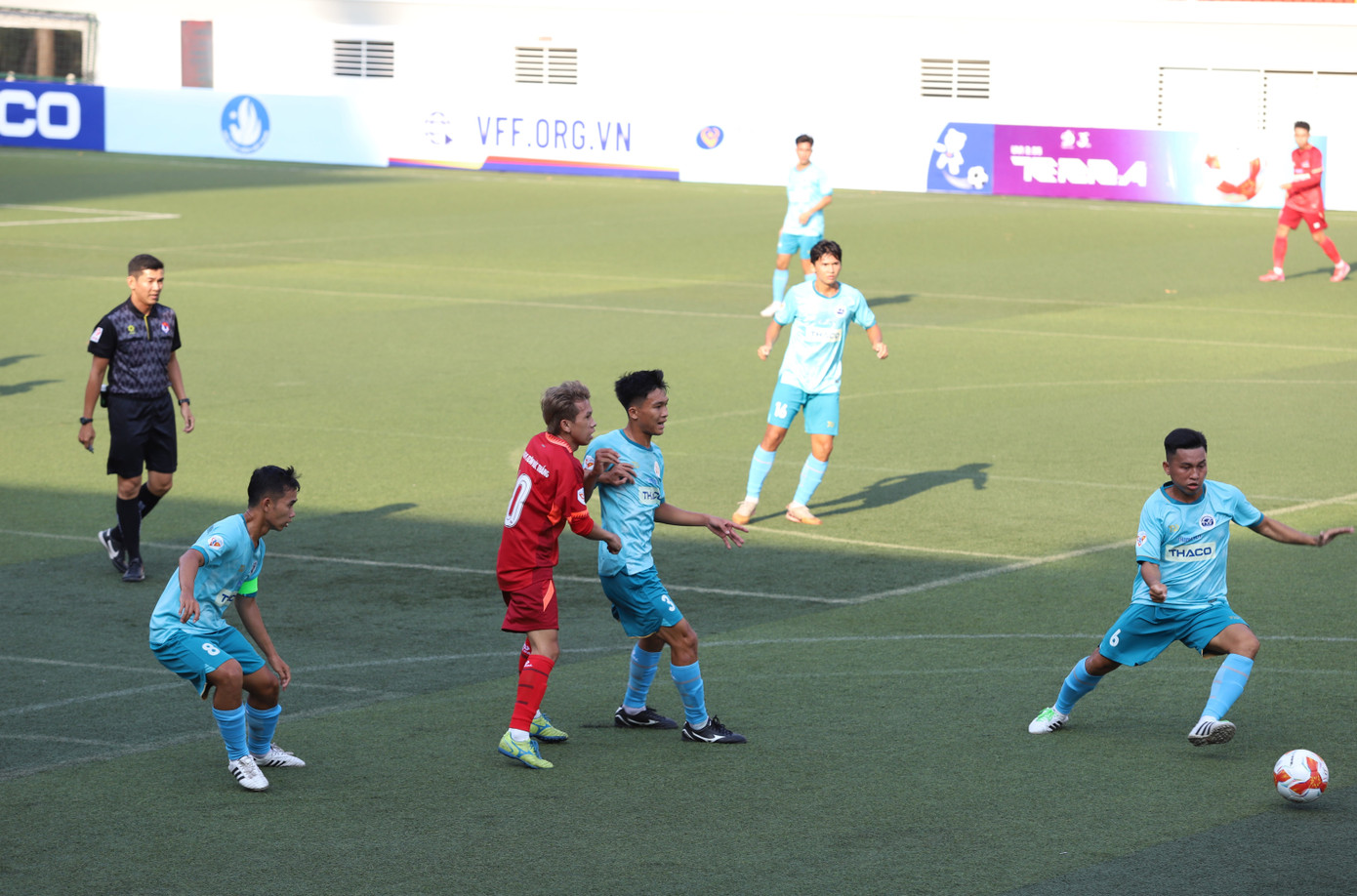 Ngay sau lễ khai mạc, đội bóng chủ nhà Trường Đại học Tôn Đức Thắng đã tranh tài với đội Trường Đại học Trà Vinh. Ảnh: Ngô Tùng