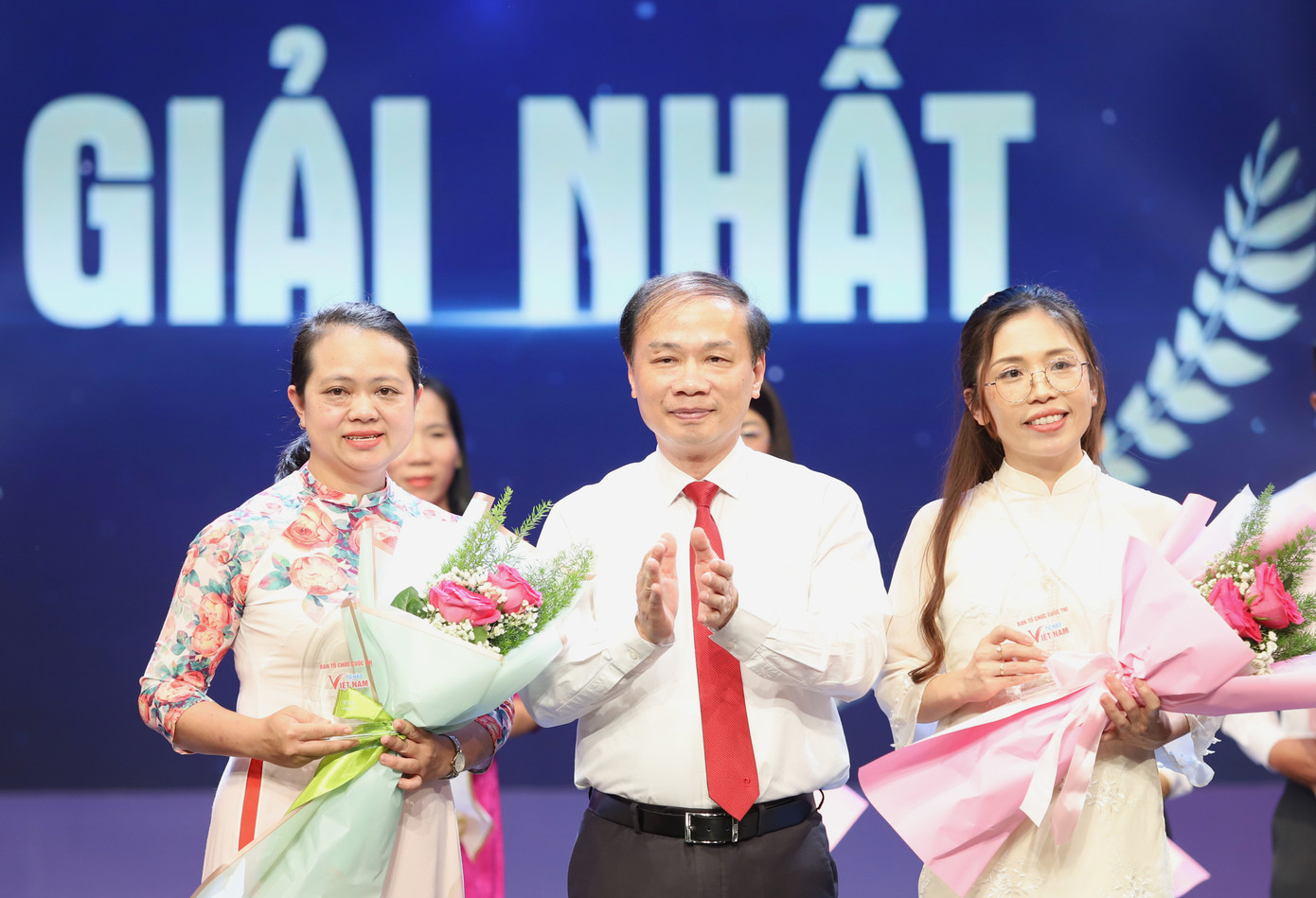 Ông Phạm Tất Thắng trao giải Nhất cuộc thi Tự hào Việt Nam cho chị Võ Thị Ngọc Ánh, giáo viên trường Mầm non Sao Mai (tỉnh Lâm Đồng) và chị Diệp Phương Khanh, giảng viên Cao đẳng Du lịch Đà Lạt (tỉnh Lâm Đồng).