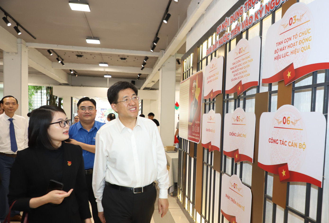 Đoàn đại biểu Đoàn TNCS Trung Quốc xem một triển lãm đang diễn ra tại Nhà Văn hóa Thanh niên. Đoàn đại biểu Đoàn TNCS Trung Quốc xem một triển lãm đang diễn ra tại Nhà Văn hóa Thanh niên.