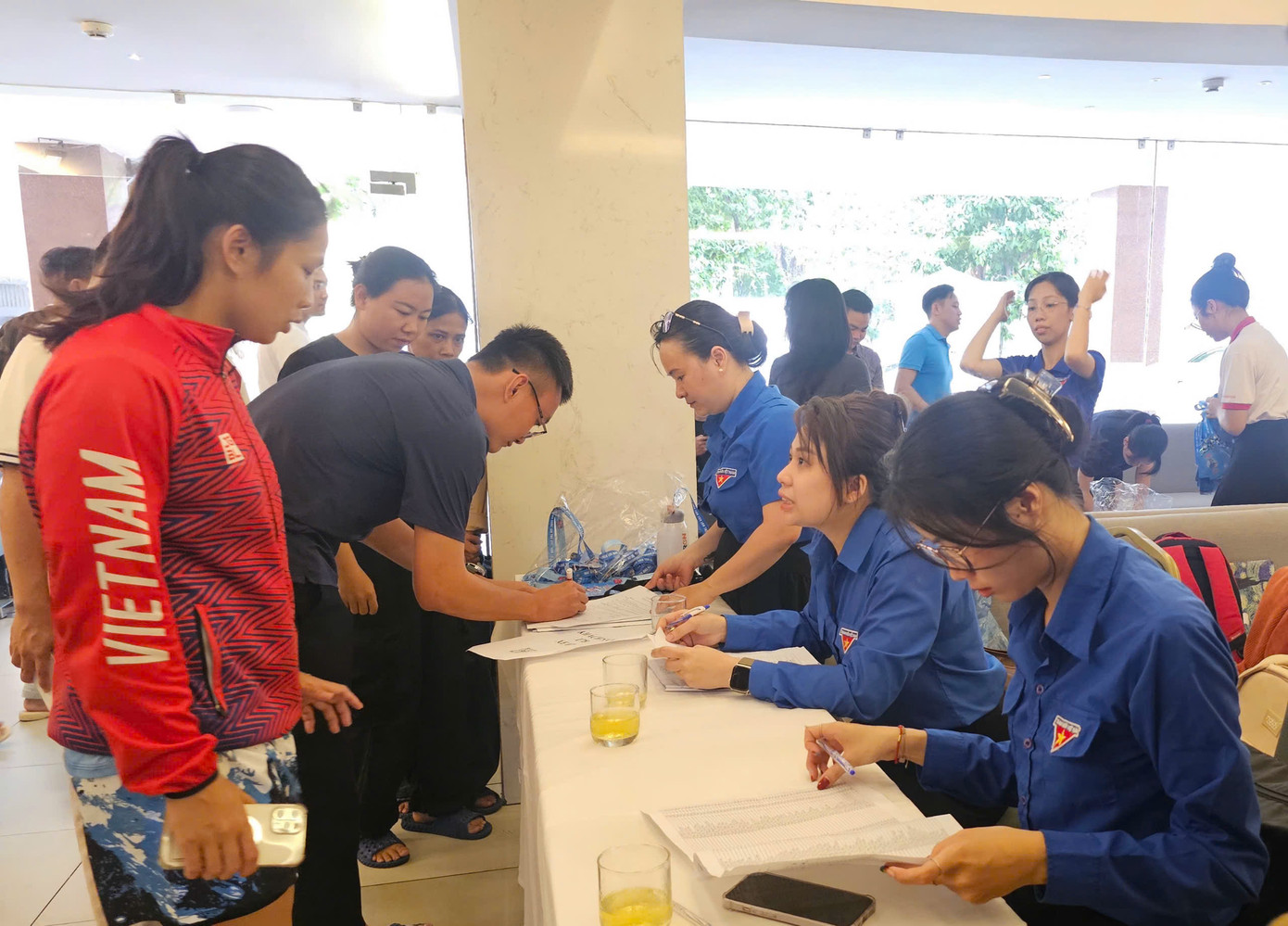 Ngày 16/5, hơn 400 đại biểu đã tập trung tại TPHCM để chuẩn bị tham gia các hoạt động trong khuôn khổ Đại hội Thanh niên tiên tiến làm theo lời Bác toàn quốc lần thứ VIII, năm 2025. Đến điểm tập kết, các đại biểu điểm danh và nhận các vật phẩm, quà tặng như thẻ đeo, áo, balo đại hội... Ảnh: Ngô Tùng