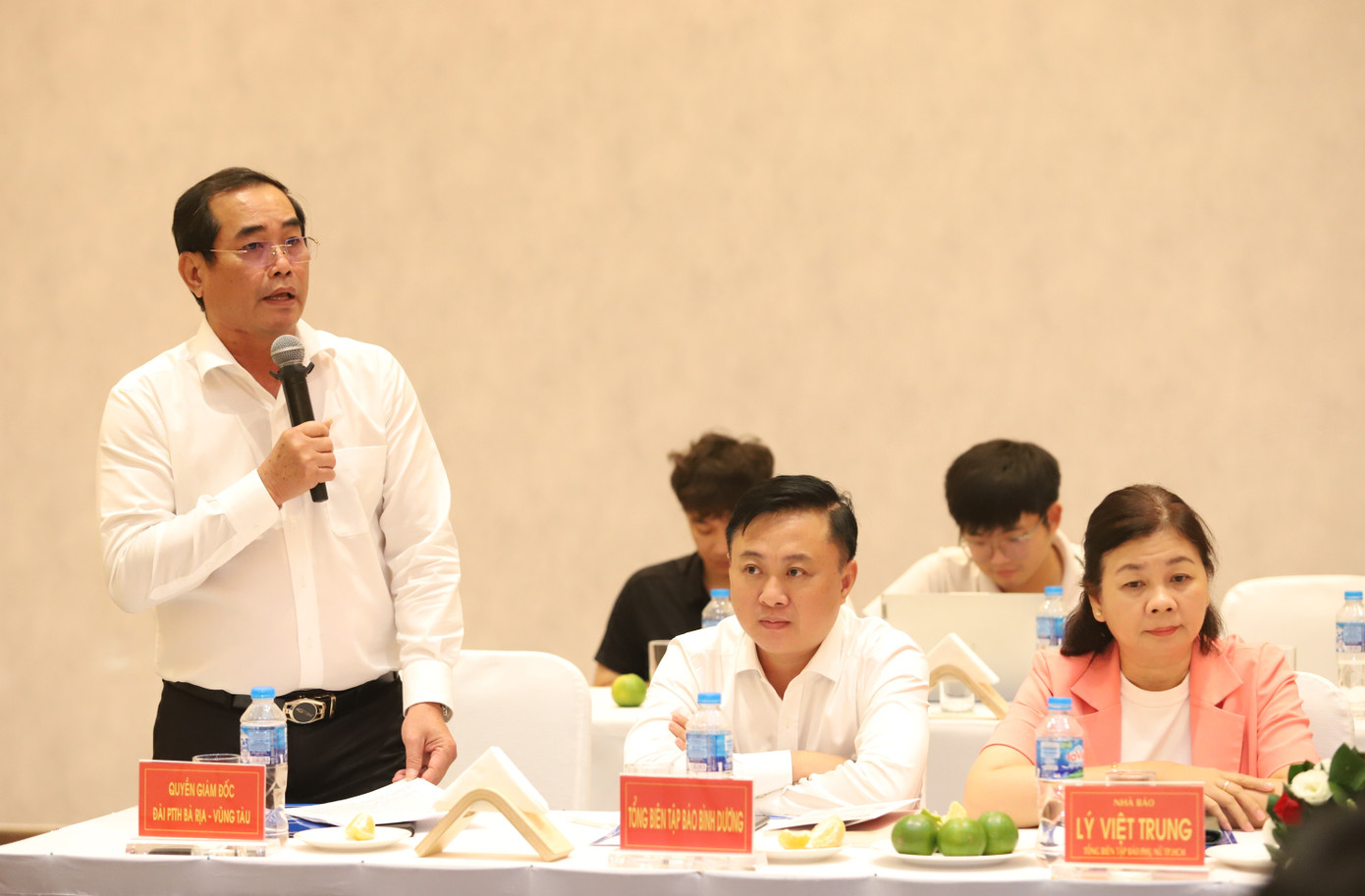 Lãnh đạo các cơ quan báo chí, truyền hình trao đổi. Lãnh đạo các cơ quan báo chí, truyền hình trao đổi.