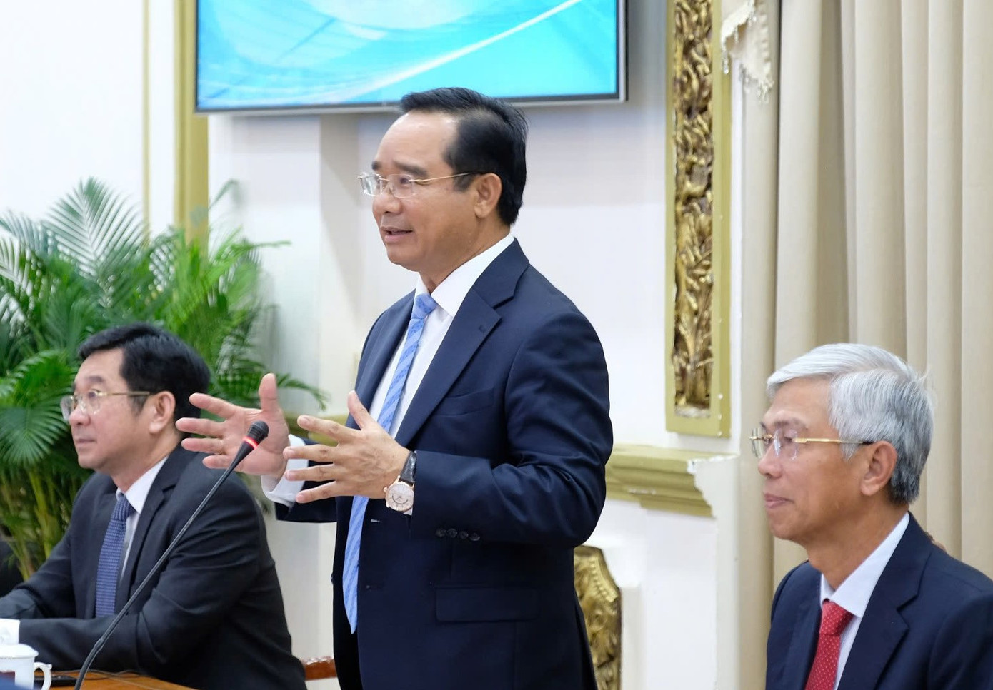 Ông Nguyễn Văn Được trao đổi xoay quanh các ý kiến của các doanh nghiệp.