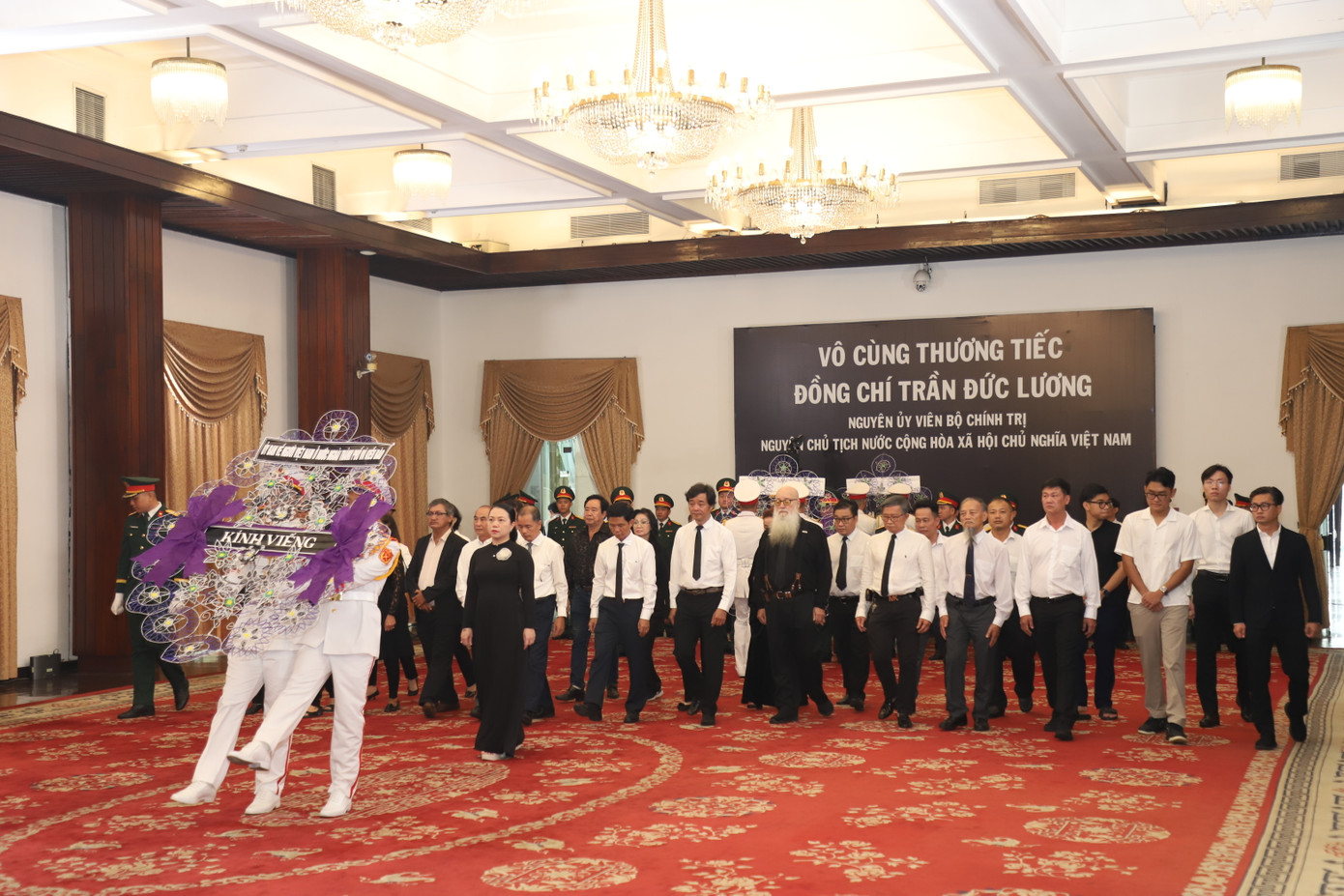 Đoàn Ủy ban về người Việt Nam ở nước ngoài TPHCM và kiều bào vào viếng nguyên Chủ tịch nước Trần Đức Lương.