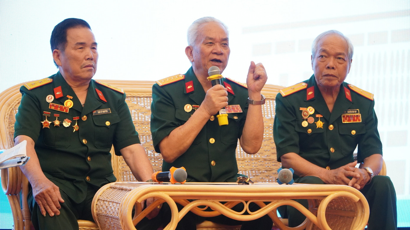 Kíp chiến đấu xe tăng 390 kể lại khoảnh khắc lịch sử 50 năm trước. Ảnh: Lê Vĩnh Kíp chiến đấu xe tăng 390 kể lại khoảnh khắc lịch sử 50 năm trước. Ảnh: Lê Vĩnh