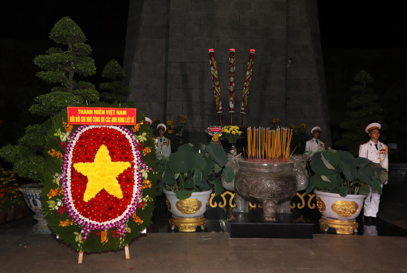 Tuổi trẻ luôn khắc ghi những cống hiến, hy sinh xương máu của các thế hệ cha ông. Tuổi trẻ luôn khắc ghi những cống hiến, hy sinh xương máu của các thế hệ cha ông.