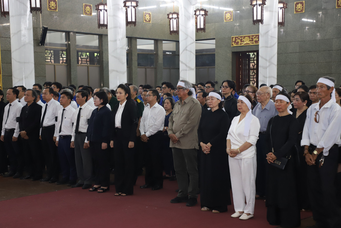 Đến tiễn đưa nhạc sĩ Lư Nhất Vũ có đại diện lãnh đạo Thành ủy TPHCM, tỉnh Bình Dương và các cơ quan, ban ngành. Ảnh: Ngô Tùng.