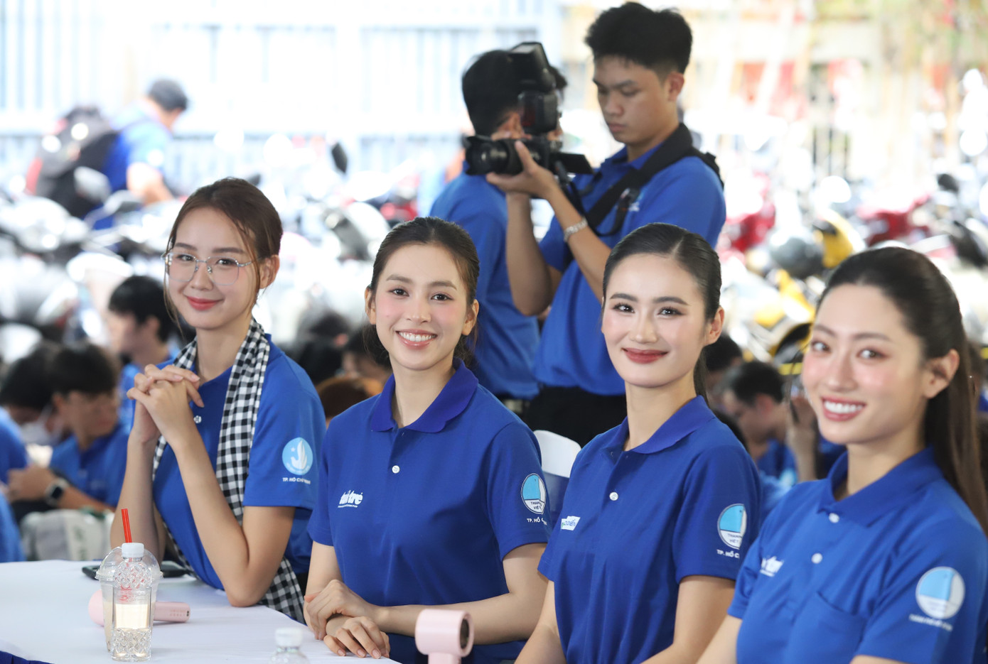 Buổi ra quân có sự tham dự của các người đẹp: Trần Tiểu Vy, Lê Nguyễn Bảo Ngọc, Trần Huỳnh Ý Nhi, H'Hen Niê, Lương Thùy Linh. Buổi ra quân có sự tham dự của các người đẹp: Trần Tiểu Vy, Lê Nguyễn Bảo Ngọc, Trần Huỳnh Ý Nhi, H'Hen Niê, Lương Thùy Linh.