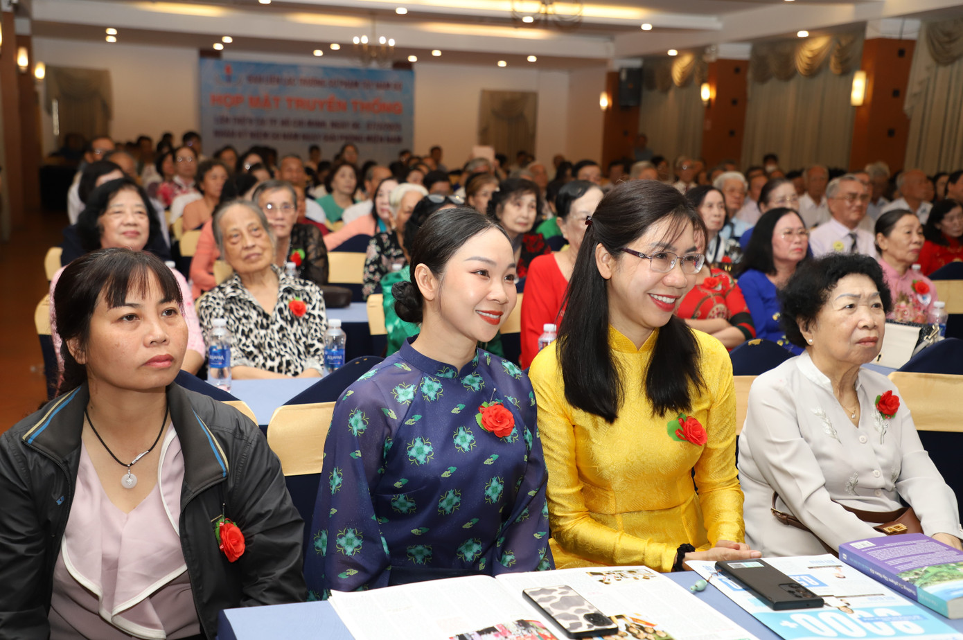 Các thế hệ thầy cô và thân nhân tề tựu ngày họp mặt truyền thống của Trường T3. Các thế hệ thầy cô và thân nhân tề tựu ngày họp mặt truyền thống của Trường T3.