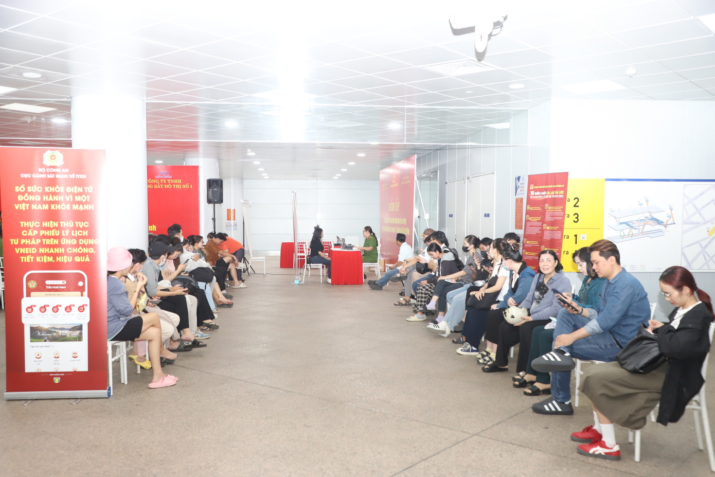 Hoạt động này không chỉ giúp cho việc bổ sung, hoàn thiện “nhóm tiện ích phục vụ công dân” góp phần trong việc triển khai thực hiện hiệu quả Đề án “Phát triển ứng dụng dữ liệu về dân cư, định danh và xác thực điện tử phục vụ chuyển đổi số quốc gia giai đoạn 2022 – 2025, tầm nhìn đến năm 2030” (Đề án 06) của Chính phủ vào cuộc sống của người dân, doanh nghiệp mà còn thể hiện rõ chủ trương luôn hết lòng vì nhân dân phục vụ của chính quyền thành phố. Ảnh: Ngô Tùng