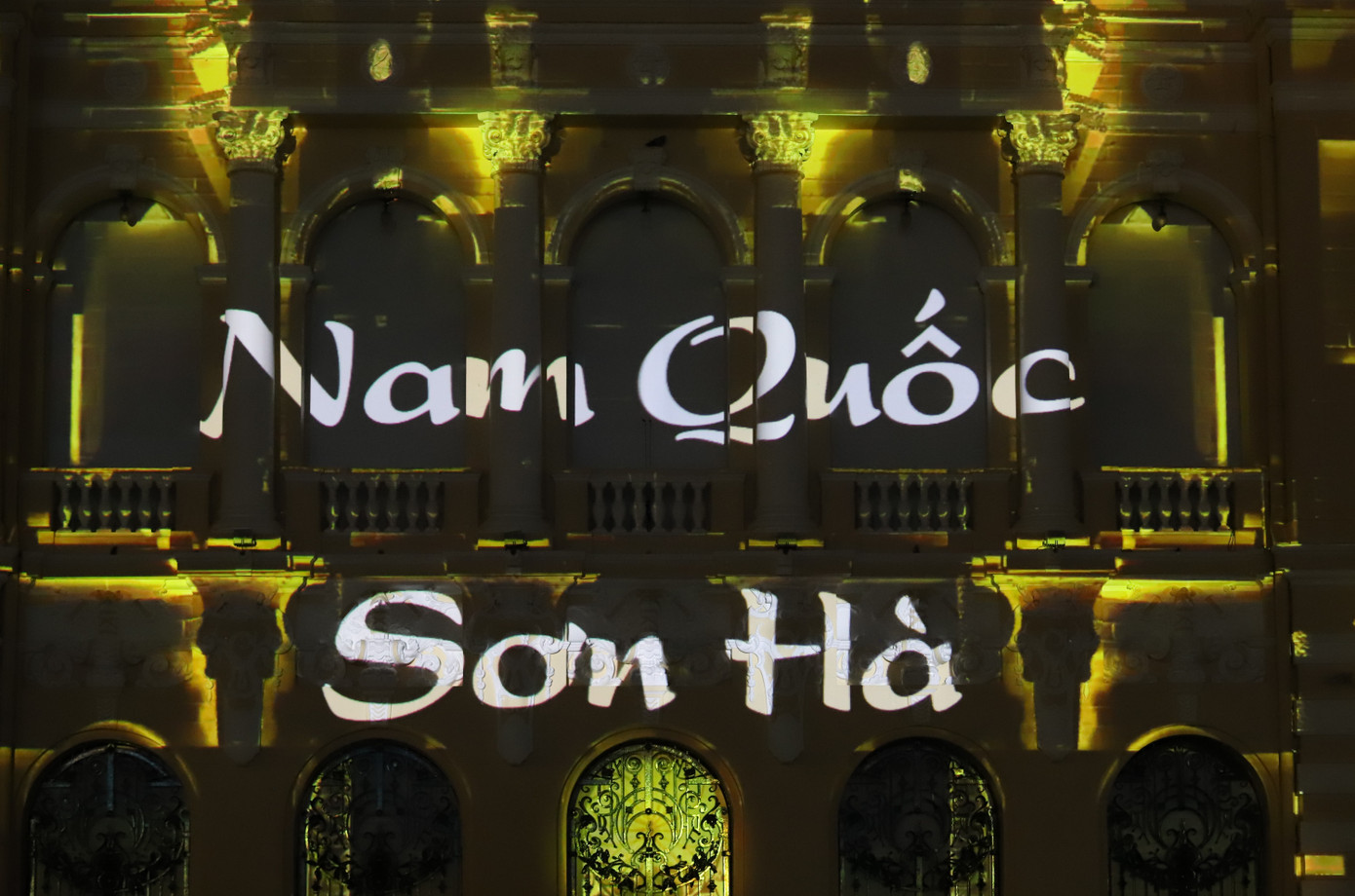 Đại diện Việt Nam mang đến phần trình diễn ấn tượng, tái hiện quá trình xây dựng và bảo vệ nền độc lập, chủ quyền đất nước từ ngàn xưa đến kỷ nguyên hòa bình, độc lập. Đoạn mở đầu nhắc lại sự kiện xuất hiện bài thơ "Nam Quốc Sơn Hà" của Lý Thường Kiệt, tạo thêm sĩ khí cổ vũ quân dân Đại Việt đánh đuổi giặc ngoại xâm nhà Tống. Đại diện Việt Nam mang đến phần trình diễn ấn tượng, tái hiện quá trình xây dựng và bảo vệ nền độc lập, chủ quyền đất nước từ ngàn xưa đến kỷ nguyên hòa bình, độc lập. Đoạn mở đầu nhắc lại sự kiện xuất hiện bài thơ "Nam Quốc Sơn Hà" của Lý Thường Kiệt, tạo thêm sĩ khí cổ vũ quân dân Đại Việt đánh đuổi giặc ngoại xâm nhà Tống.