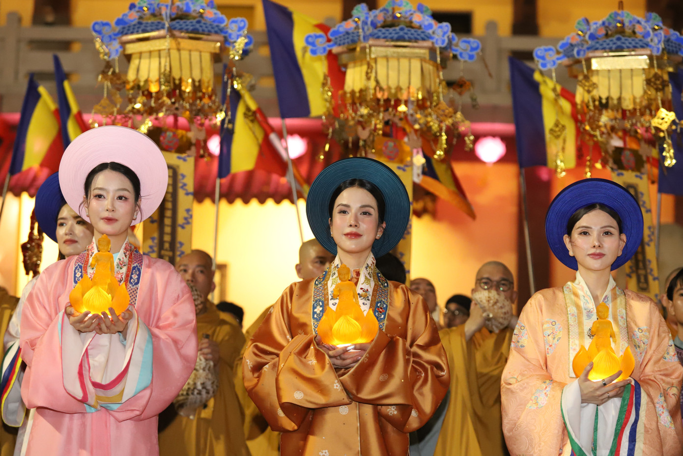 Các hoa, á hậu, người đẹp mang bộ cổ phục tham gia buổi lễ trang trọng.