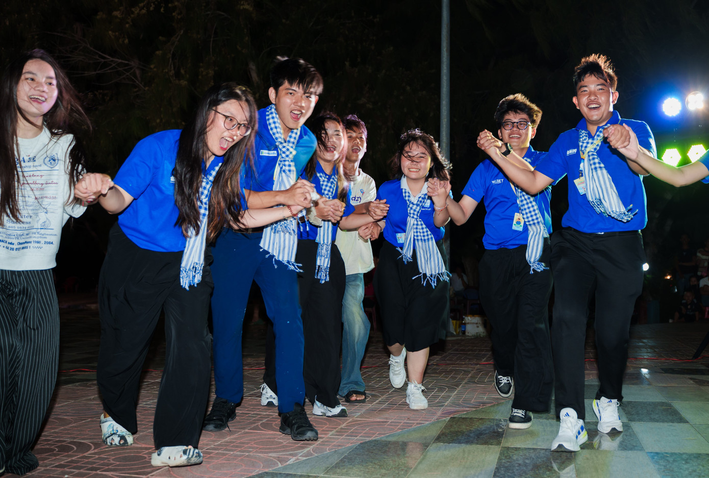 Bạn trẻ cùng lưu lại những kỷ niệm đẹp của một mùa hè tình nguyện sôi nổi, nhiệt huyết. Bạn trẻ cùng lưu lại những kỷ niệm đẹp của một mùa hè tình nguyện sôi nổi, nhiệt huyết.