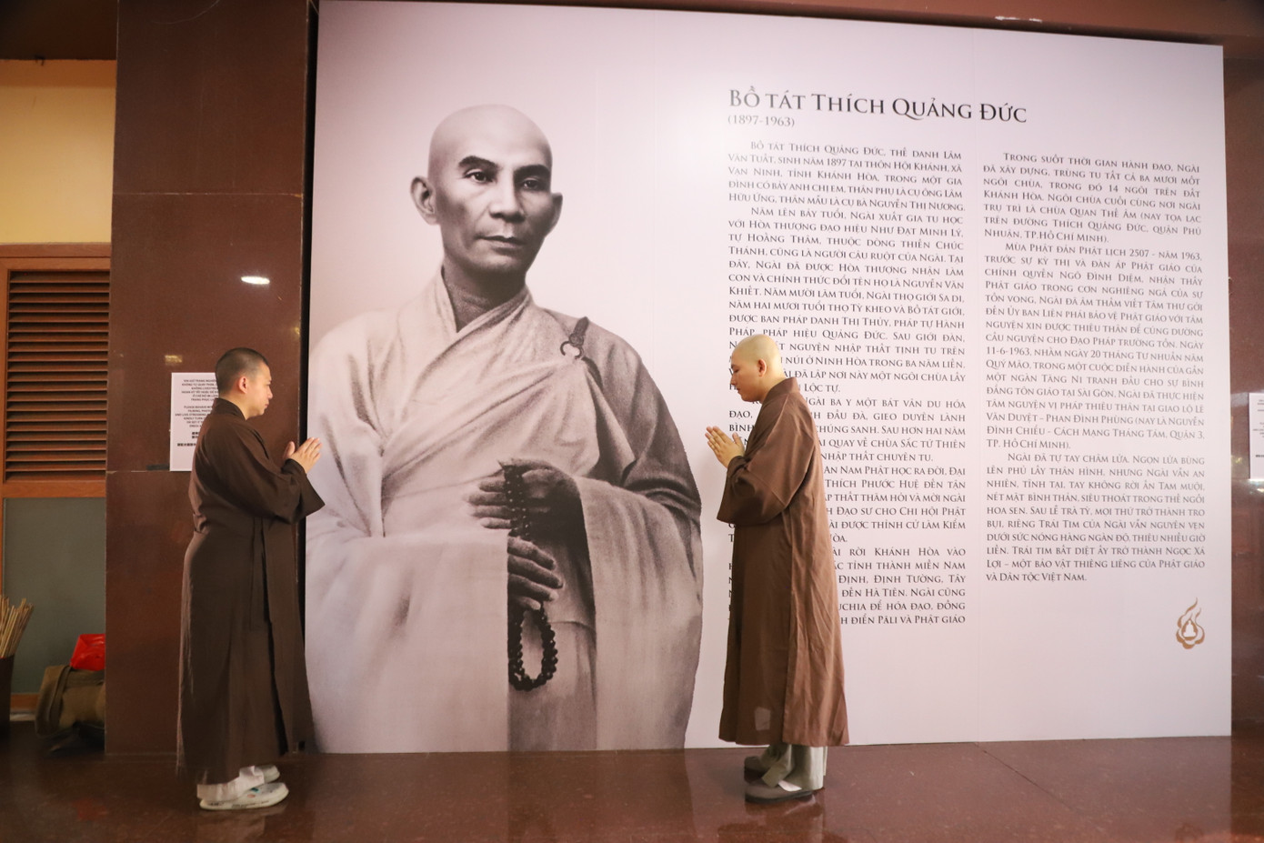 Các sư thầy bày tỏ sự tôn kính trước hình ảnh chân dung cùng đạo hạnh cao cả của Bồ tát Thích Quảng Đức, người đã hy sinh vì sự trường tồn của Phật pháp trong pháp nạn năm 1963.