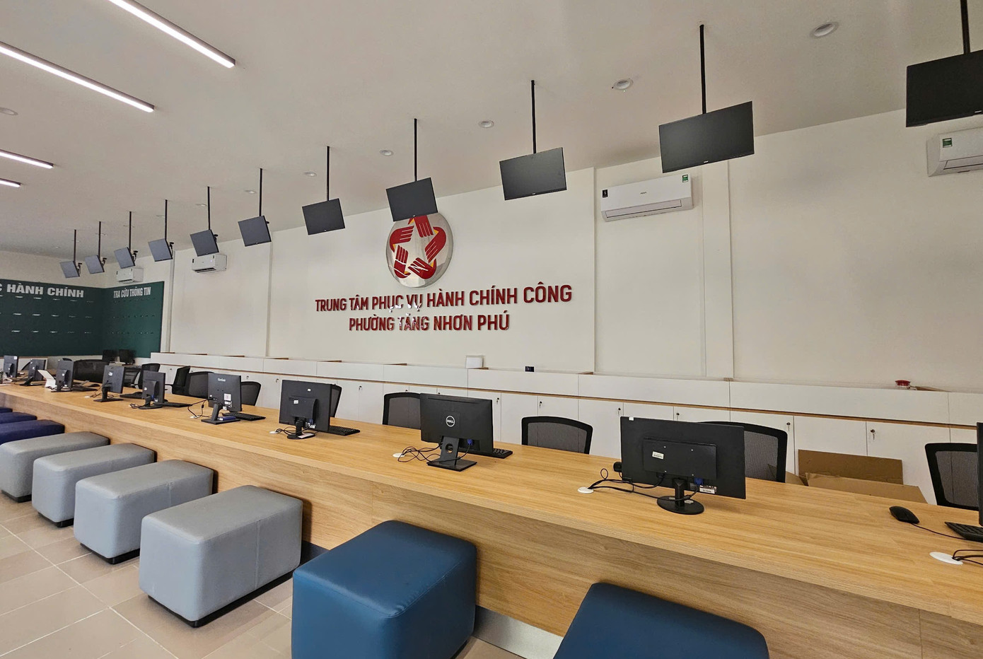 Đến chiều 29/6, nhiều địa phương của TPHCM vẫn tiếp tục hoàn thiện cơ sở vật chất để chuẩn bị cho việc phục vụ nhân dân theo mô hình hoạt động mới. Đến chiều 29/6, nhiều địa phương của TPHCM vẫn tiếp tục hoàn thiện cơ sở vật chất để chuẩn bị cho việc phục vụ nhân dân theo mô hình hoạt động mới.