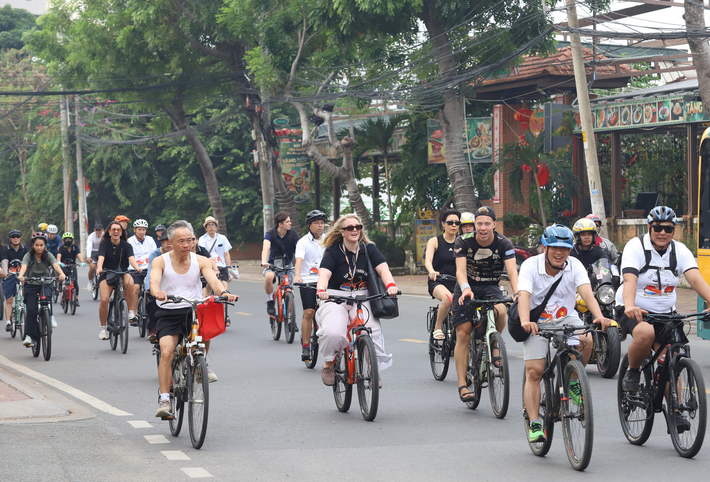 Hai chàng thanh niên Hà Lan vui mừng khi nhận được sự chào đón nồng hậu của những người dân TPHCM.