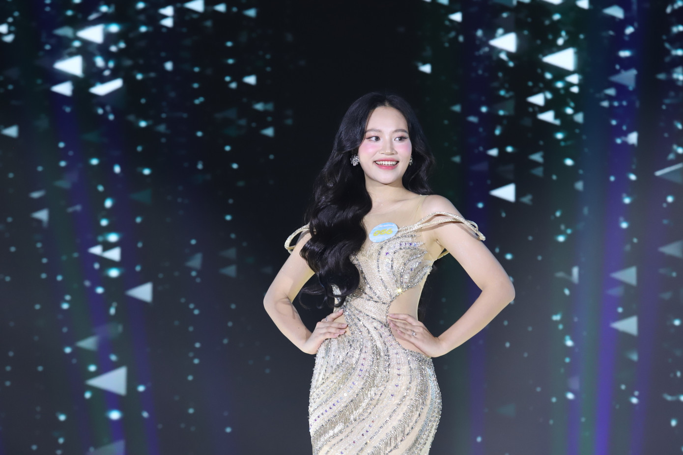 Các nữ sinh tranh tài trong phần thi Trang phục dạ hội.