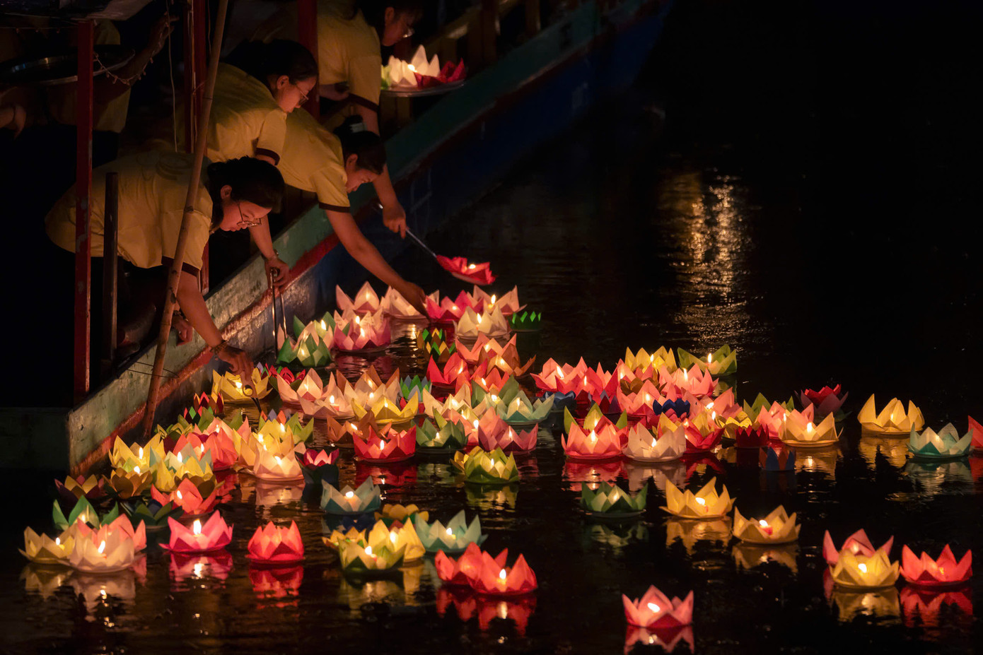 Hàng nghìn hoa đăng tạo nên ánh sáng lấp lánh, lung linh trong đêm hội kính mừng Phật đản.