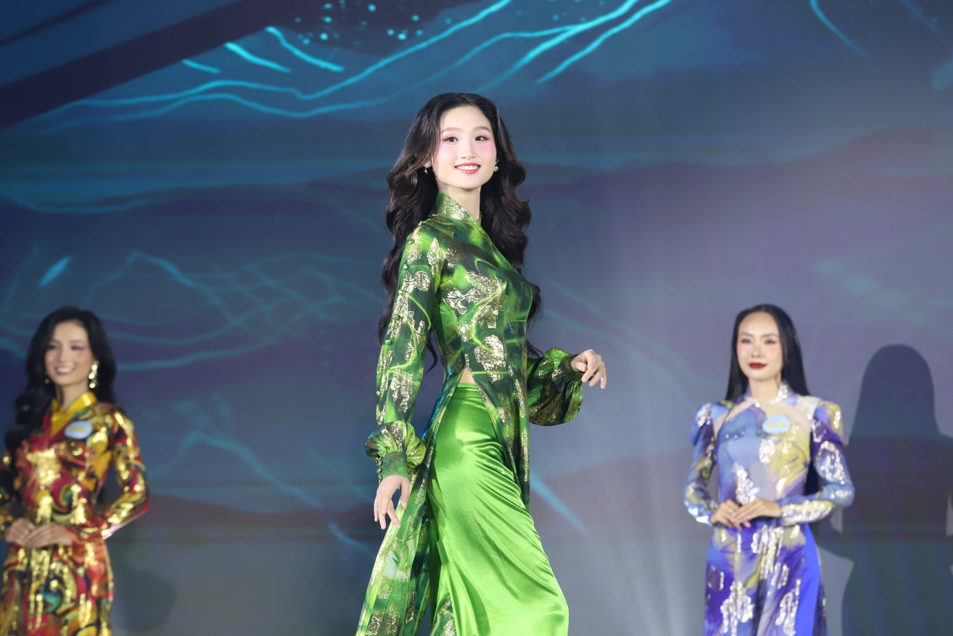 Nữ sinh khoe nét đẹp nền nã, duyên dáng trong tà áo dài truyền thống.