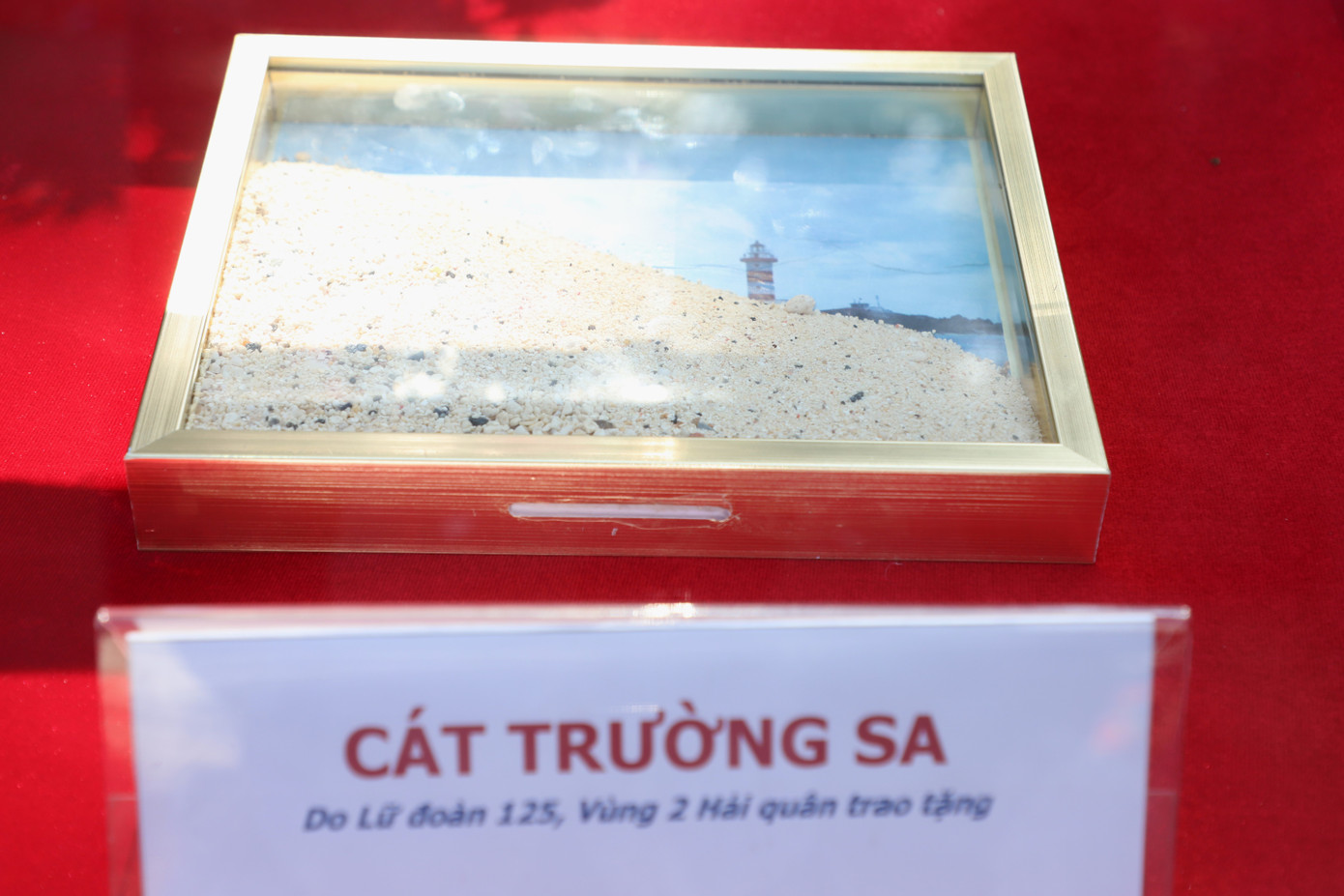 Những viên gạch xây dựng các công trình trên đảo Trường Sa đều được in hình quốc huy nhằm khẳng định chủ quyền Việt Nam.