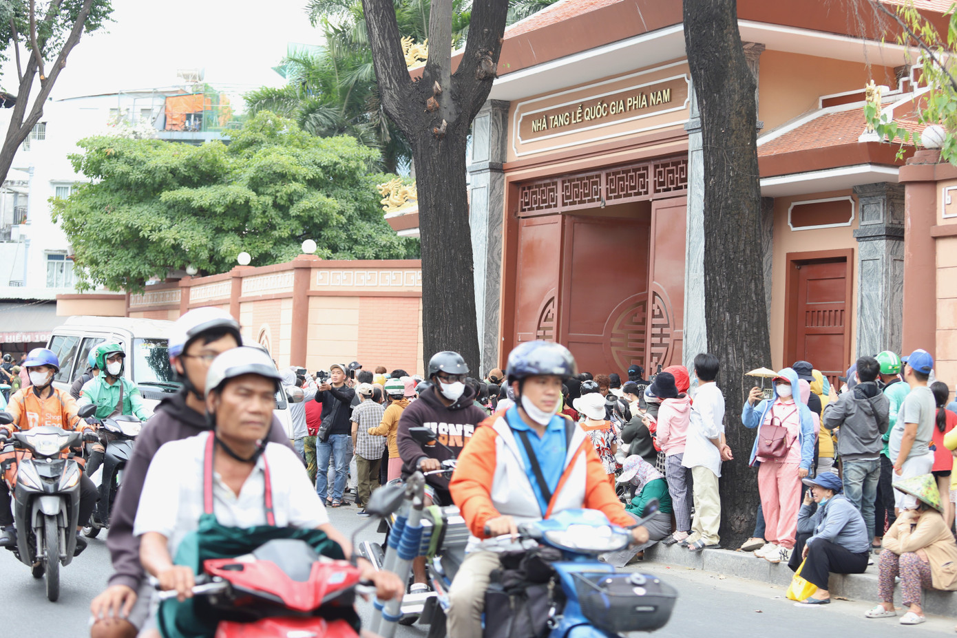 Trước khi diễn ra lễ truy điệu, nhiều khán giả mến mộ đã tập trung xung quanh nhà tang lễ để theo dõi lễ tang và tìm kiếm cơ hội vào viếng. Trước khi diễn ra lễ truy điệu, nhiều khán giả mến mộ đã tập trung xung quanh nhà tang lễ để theo dõi lễ tang và tìm kiếm cơ hội vào viếng.