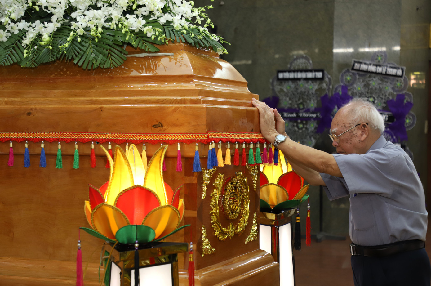 Người thân, đồng nghiệp đau buồn trước sự ra đi của tác giả Bài ca đất phương Nam. Người thân, đồng nghiệp đau buồn trước sự ra đi của tác giả Bài ca đất phương Nam.