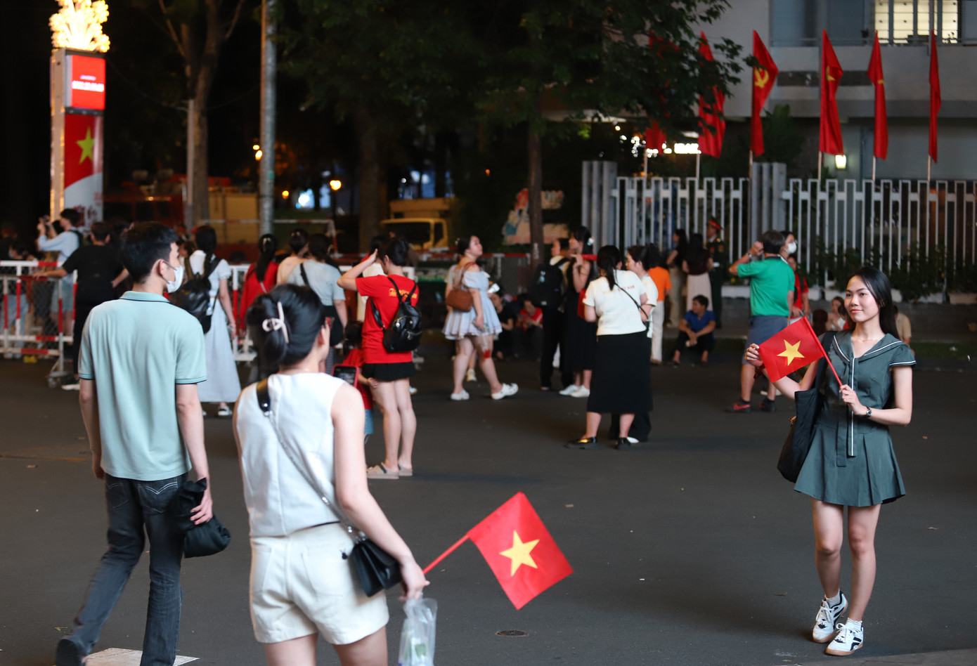 Nhiều tuyến đường trung tâm TPHCM như Phạm Ngọc Thạch, Hai Bà Trưng, Nam Kỳ Khởi Nghĩa đã cấm các phương tiện lưu thông để phục vụ buổi hợp luyện. Nhiều người đã tập trung ở khu vực trung tâm theo dõi đoàn diễu binh, diễu hành cũng như chụp ảnh lưu niệm trong không khí sôi động, vui tươi.