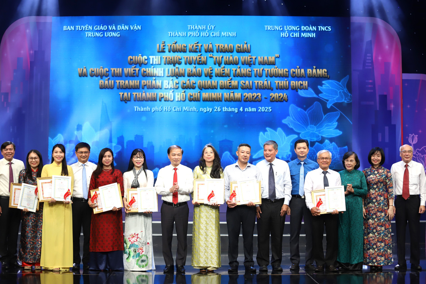 Lãnh đạo Trung ương và TPHCM chúc mừng các tác giả đạt giải.