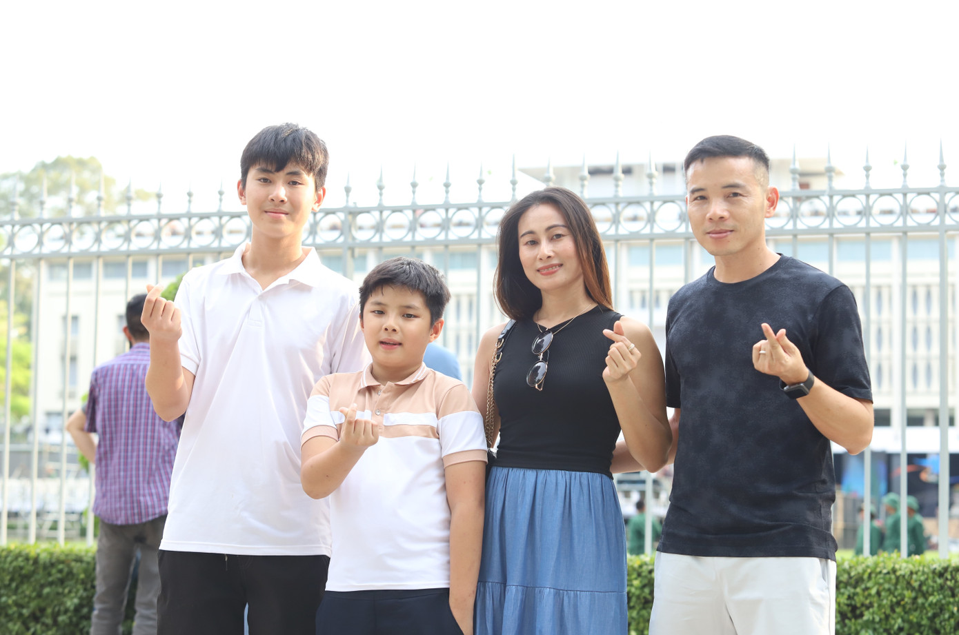 Chị Hà Trang (ngụ TP.Thủ Đức) cùng gia đình đến trước Dinh Độc Lập chụp một số ảnh kỷ niệm trước thềm đại lễ. Chị cho biết, đến ngày 30/4 gia đình sẽ đến đây theo dõi buổi lễ, nhưng cũng muốn đi chụp ảnh trước để tránh đông đúc trong thời điểm gần kề đại lễ.