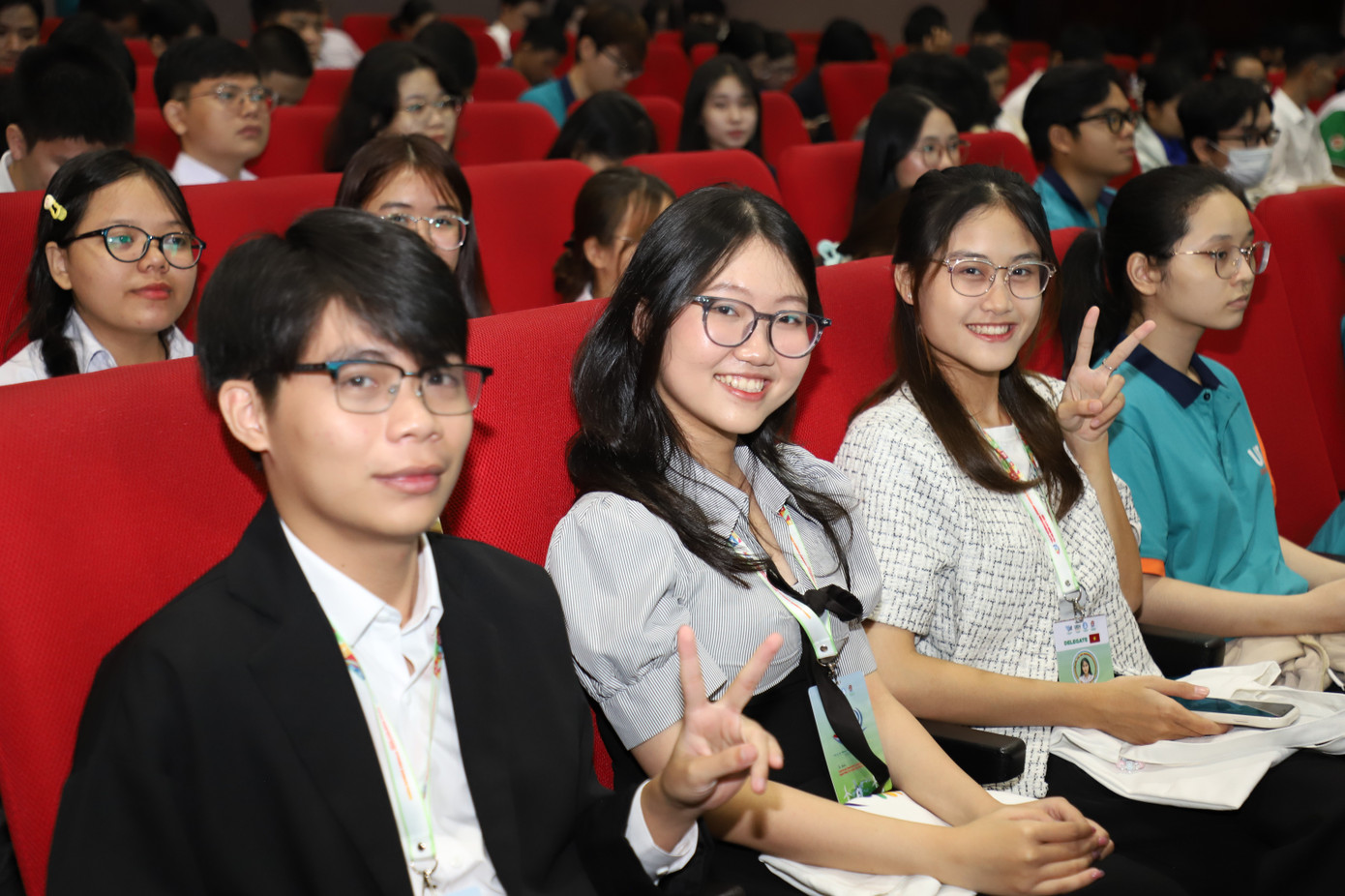 Bạn trẻ hào hứng trải nghiệm không gian học thuật lẫn tìm hiểu thực tế trong khuôn khổ diễn đàn.