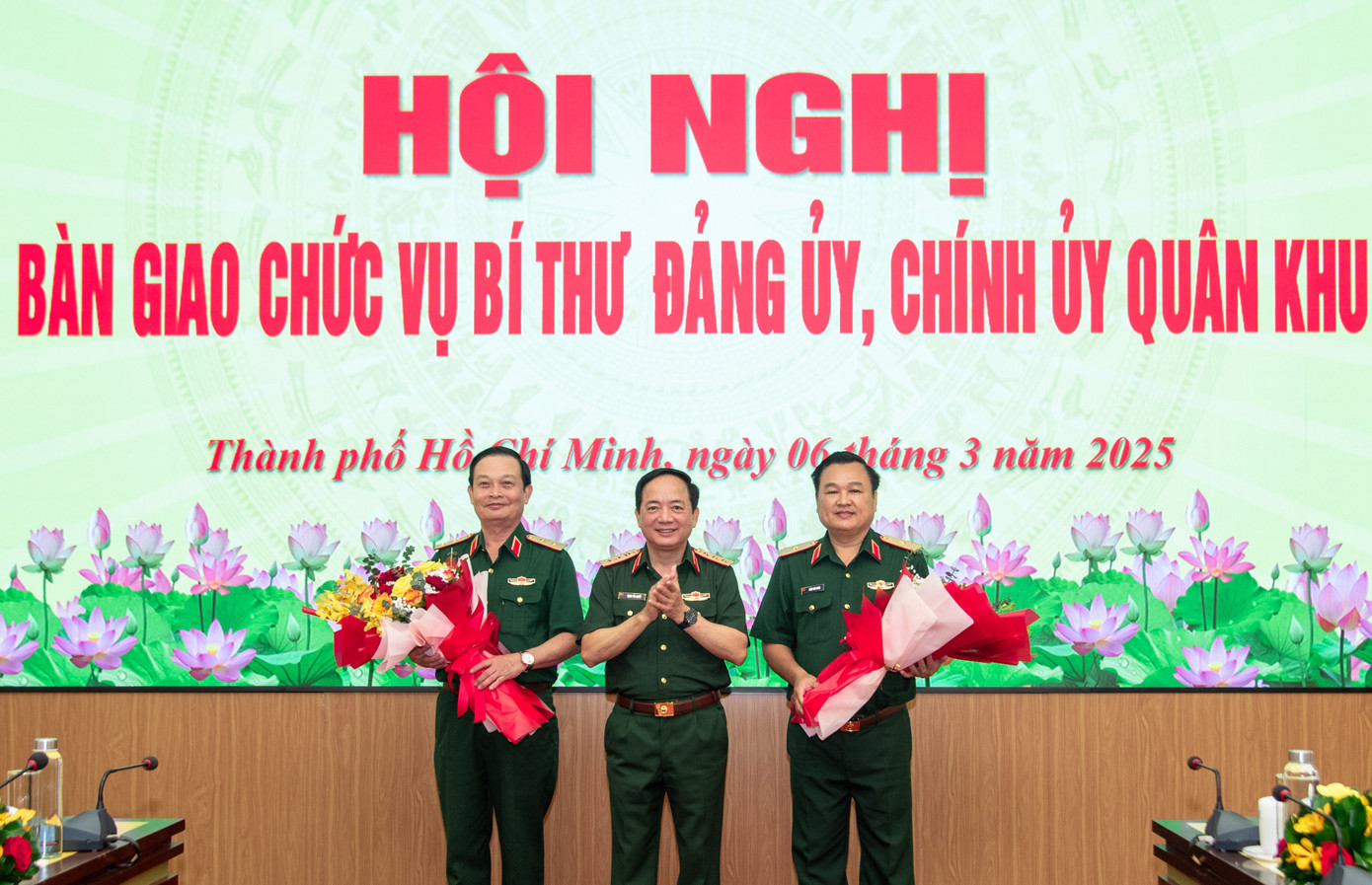 Thượng tướng Trịnh Văn Quyết tặng hoa chúc mừng Trung tướng Trần Hoài Trung (bên trái) và Thiếu tướng Trần Vinh Ngọc. Ảnh: Báo Quân khu 7 Thượng tướng Trịnh Văn Quyết tặng hoa chúc mừng Trung tướng Trần Hoài Trung (bên trái) và Thiếu tướng Trần Vinh Ngọc. Ảnh: Báo Quân khu 7