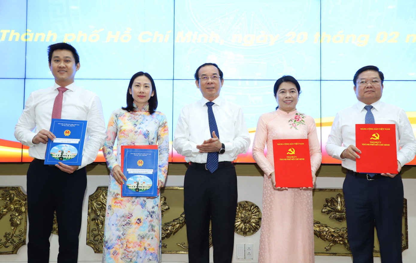 Ngày 20/2, Bí thư Thành ủy TPHCM Nguyễn Văn Nên trao quyết định chỉ định ông Hứa Quốc Hưng (bìa trái), Bí thư Đảng ủy, Trưởng Ban Quản lý các Khu chế xuất và công nghiệp TPHCM tham gia Ban Chấp hành Đảng bộ, Ban Thường vụ Huyện ủy và giữ chức Phó bí thư Huyện ủy Củ Chi nhiệm kỳ 2020 – 2025. Ảnh: Ngô Tùng