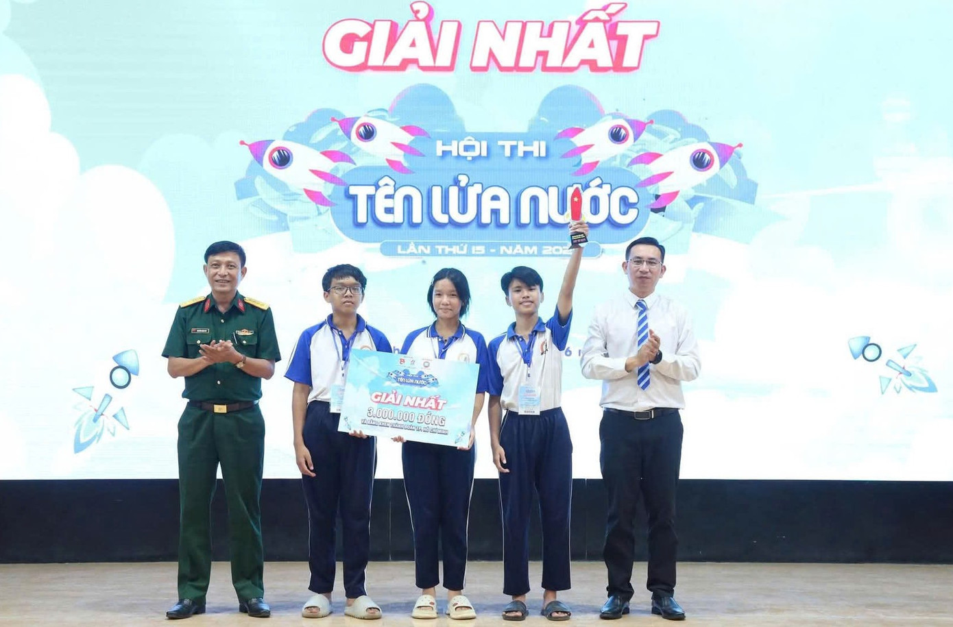 3 em học sinh đoạt giải Nhất chung cuộc.