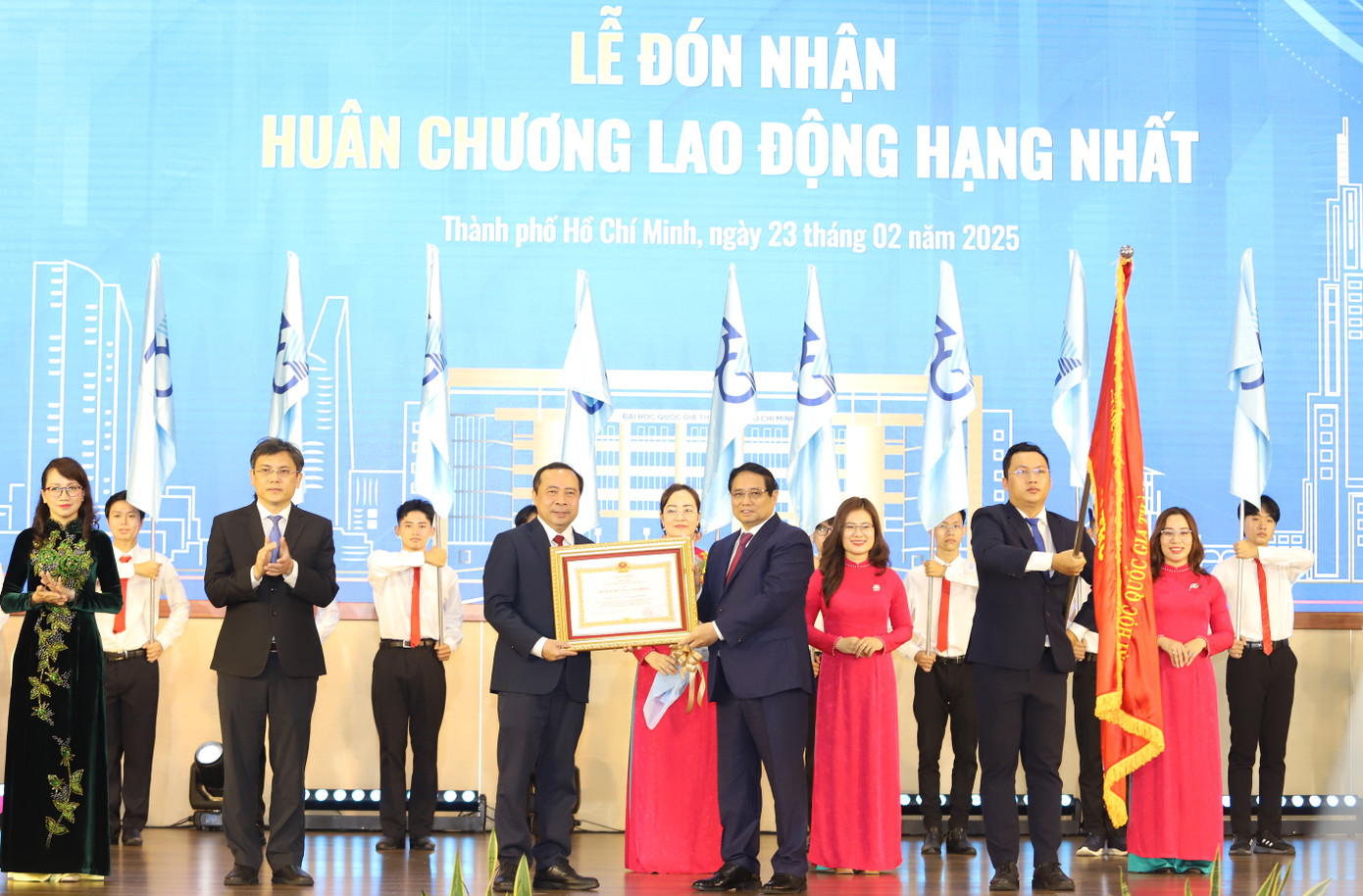 Thủ tướng Phạm Minh Chính trao Huân chương Lao động hạng Nhất của Chủ tịch nước tặng ĐHQG TPHCM. Ảnh: Ngô Tùng.