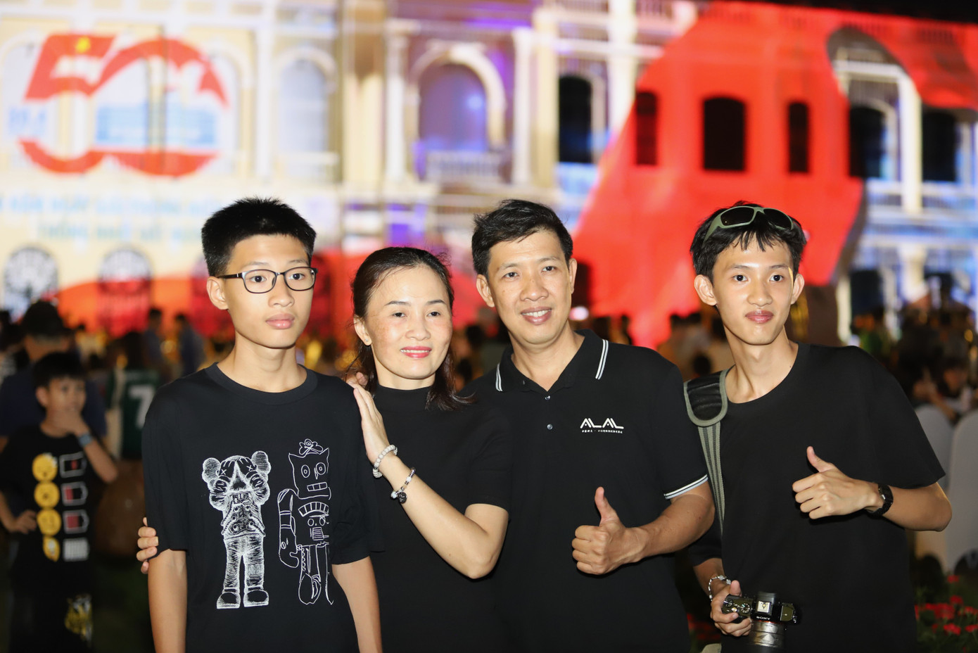 Người dân phấn khởi góp mặt tại đêm khai mạc lễ hội, tối 19/4. Ảnh: Ngô Tùng. Người dân phấn khởi góp mặt tại đêm khai mạc lễ hội, tối 19/4. Ảnh: Ngô Tùng.