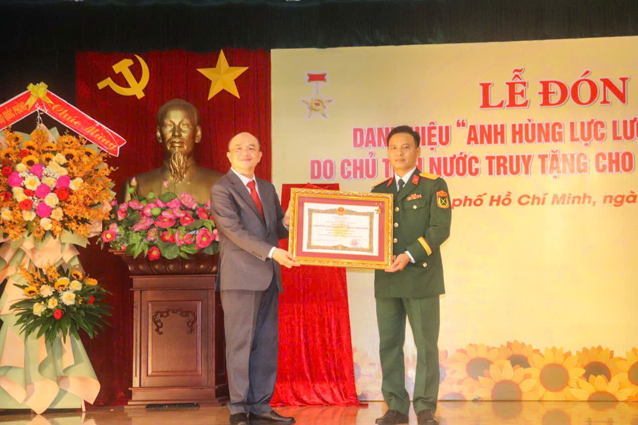 Đại diện gia đình hiến tặng bằng và huy hiệu Anh hùng Lực lượng vũ trang nhân dân của Thiếu tướng Hoàng Thế Thiện cho Bảo tàng Chiến dịch Hồ Chí Minh. Đại diện gia đình hiến tặng bằng và huy hiệu Anh hùng Lực lượng vũ trang nhân dân của Thiếu tướng Hoàng Thế Thiện cho Bảo tàng Chiến dịch Hồ Chí Minh.