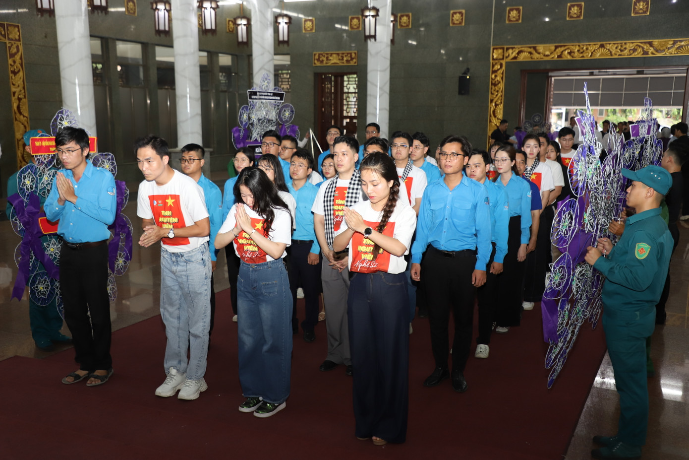 Các nghệ sĩ trẻ thuộc Đội Tình nguyện viên nghệ sĩ TPHCM cùng cán bộ, đoàn viên, thanh niên thành phố thắp hương tri ân nhạc sĩ Lư Nhất Vũ.