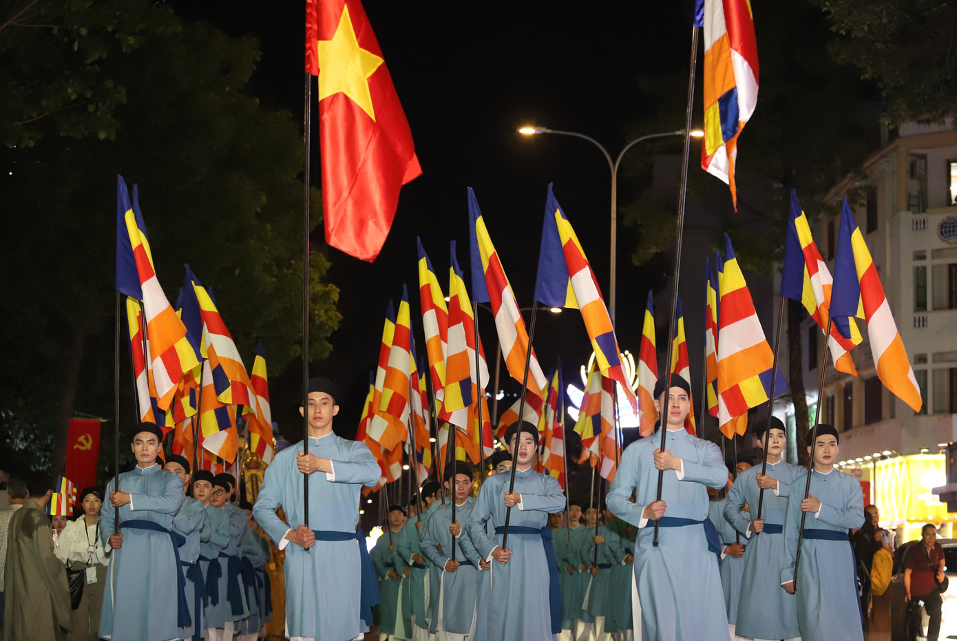 Đi đầu đoàn diễu hành rước tôn tượng đức Phật đản sinh là đoàn đạo kỳ Phật giáo.