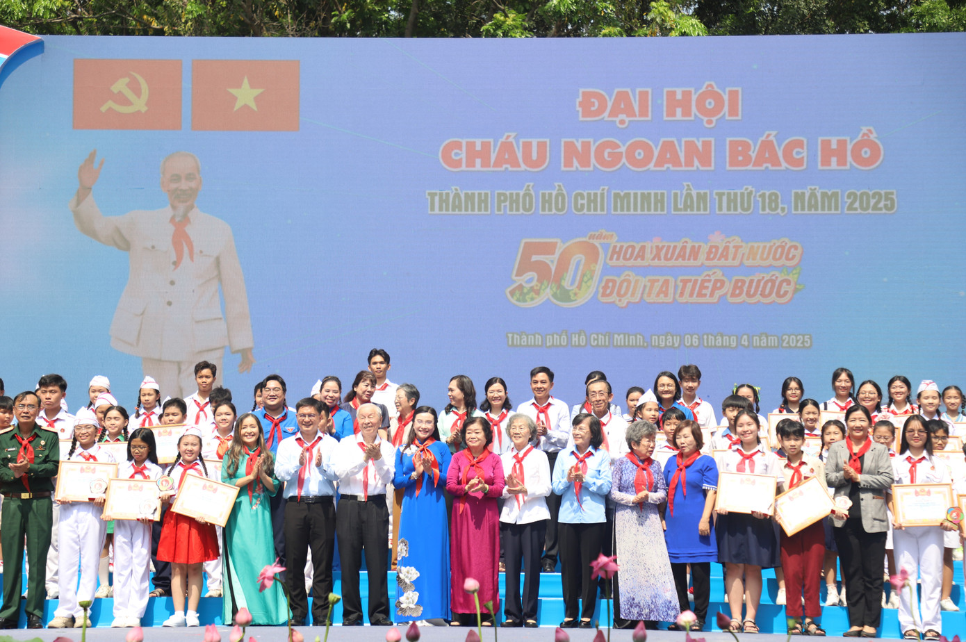 Các vị lãnh đạo chung vui cùng các em thiếu nhi tiêu biểu. Các vị lãnh đạo chung vui cùng các em thiếu nhi tiêu biểu.