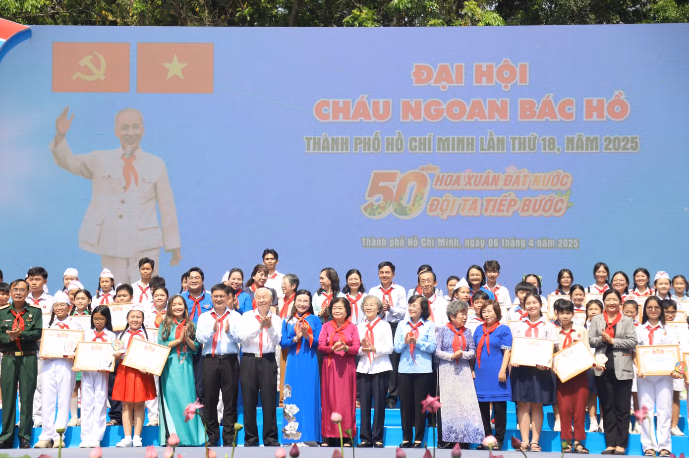 Các vị lãnh đạo chung vui cùng các em thiếu nhi tiêu biểu.