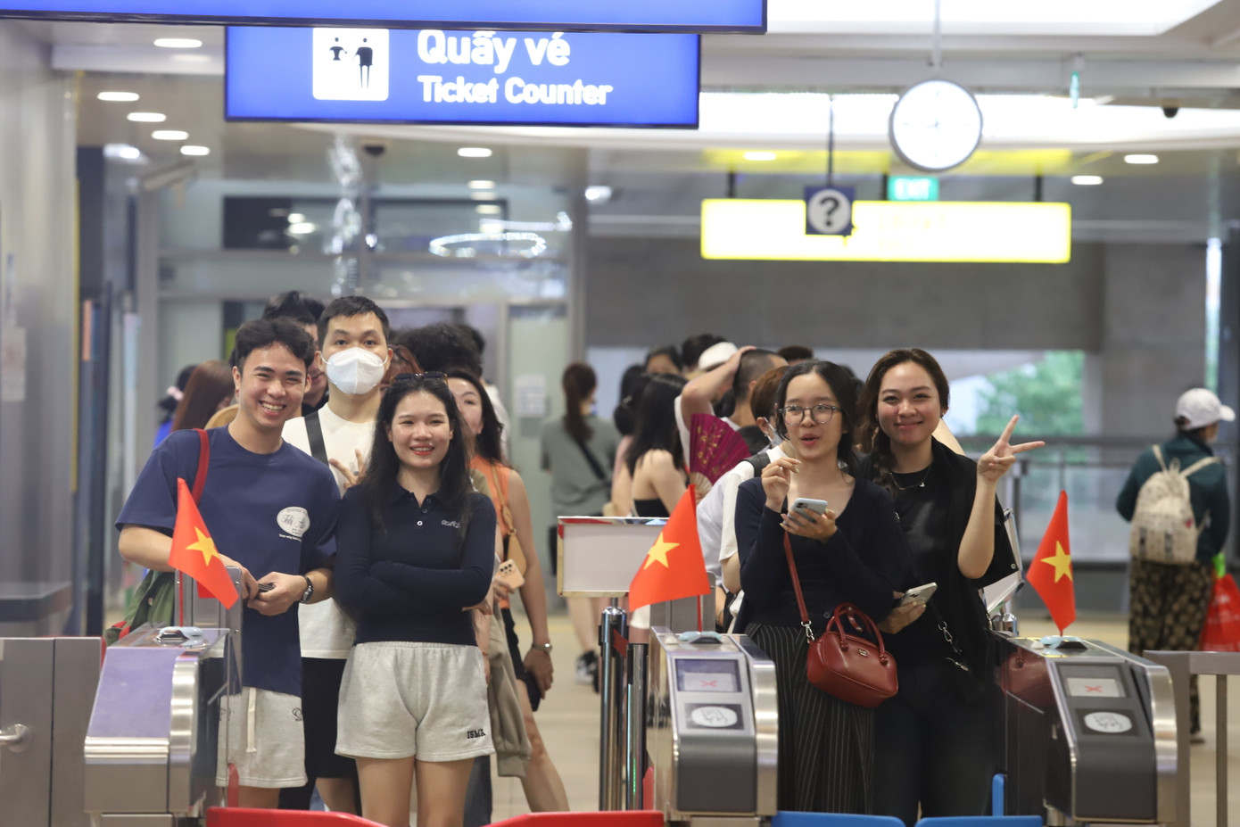 Bạn trẻ hào hứng trải nghiệm tàu metro trong kỳ nghỉ lễ.