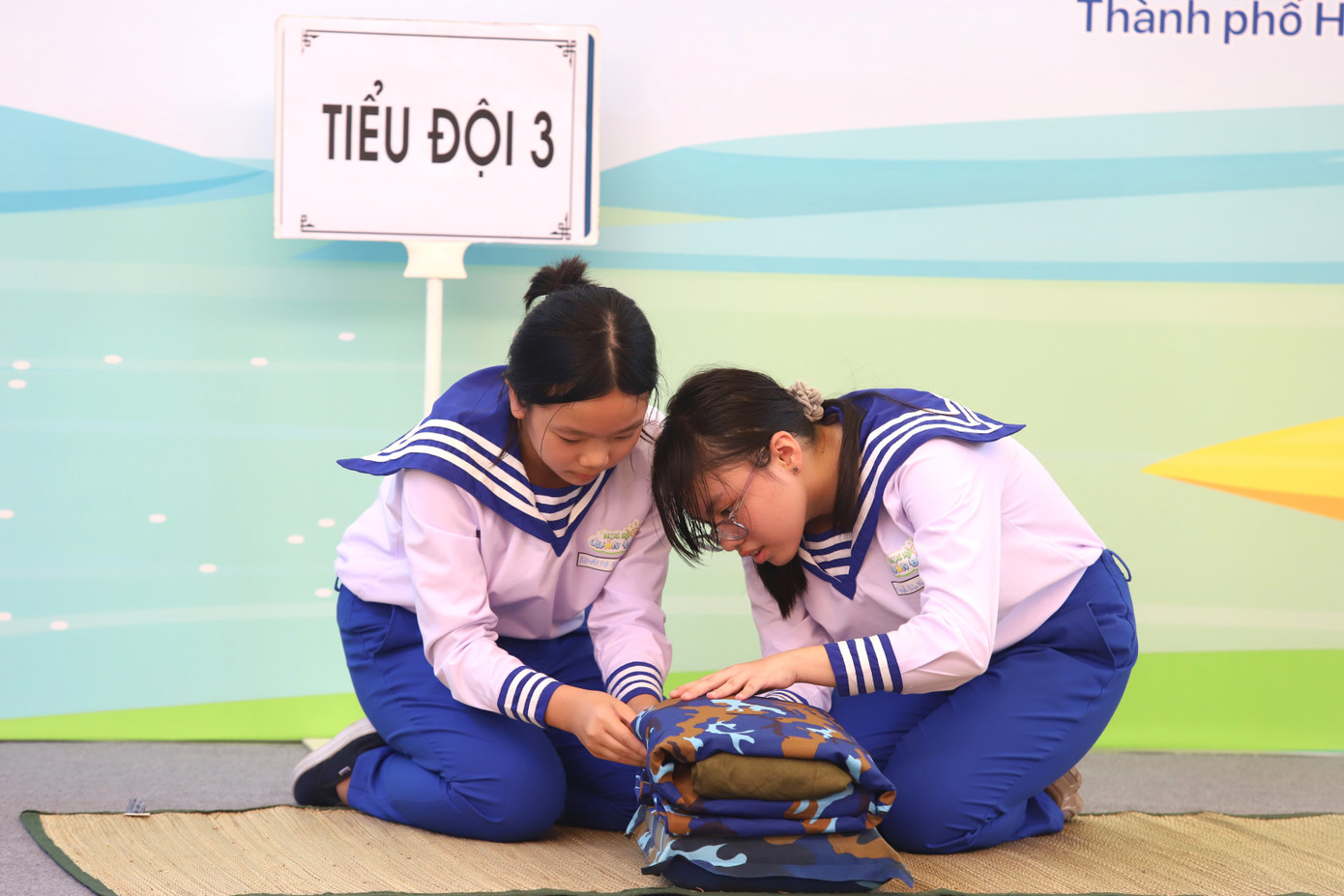 Các em thực hiện kỹ năng sắp xếp nội vụ được học hỏi từ các chiến sĩ Hải quân. Các em thực hiện kỹ năng sắp xếp nội vụ được học hỏi từ các chiến sĩ Hải quân.