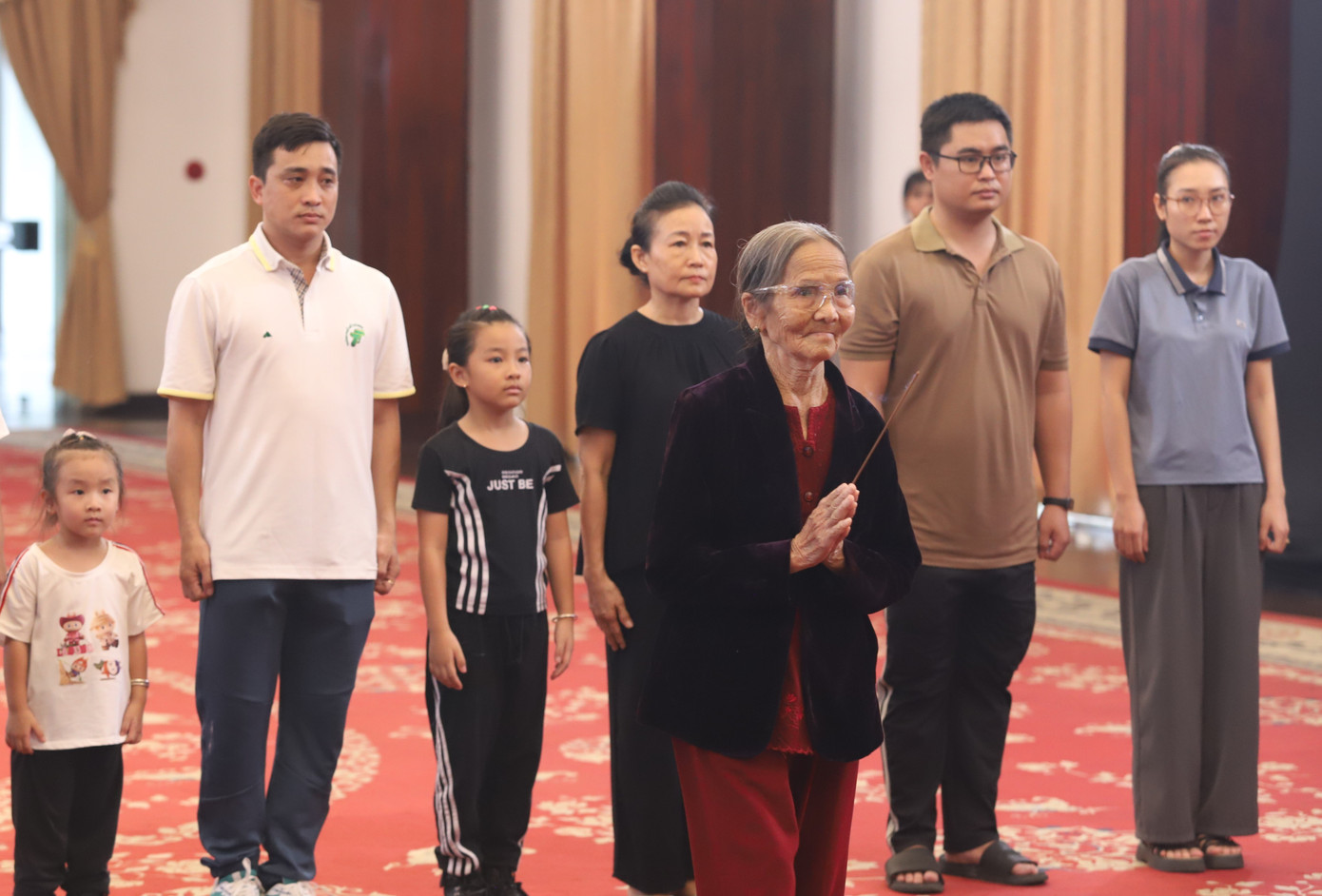 Sáng cùng ngày, các đoàn Nhân dân TPHCM cũng đến viếng, tưởng niệm vị nguyên lãnh đạo Đảng, Nhà nước đã dành trọn cuộc đời cống hiến cho Tổ quốc.