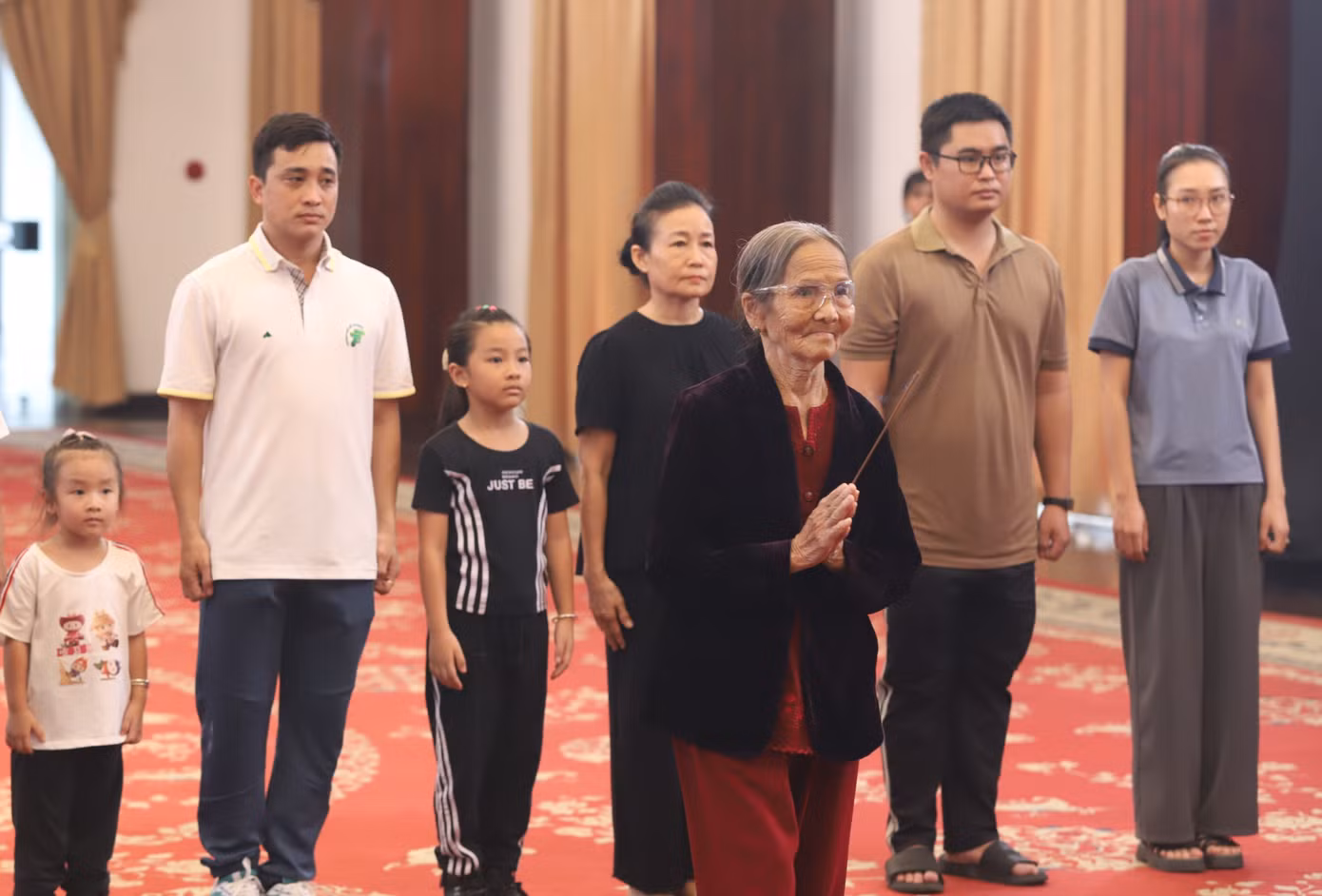 Sáng cùng ngày, các đoàn Nhân dân TPHCM cũng đến viếng, tưởng niệm vị nguyên lãnh đạo Đảng, Nhà nước đã dành trọn cuộc đời cống hiến cho Tổ quốc.