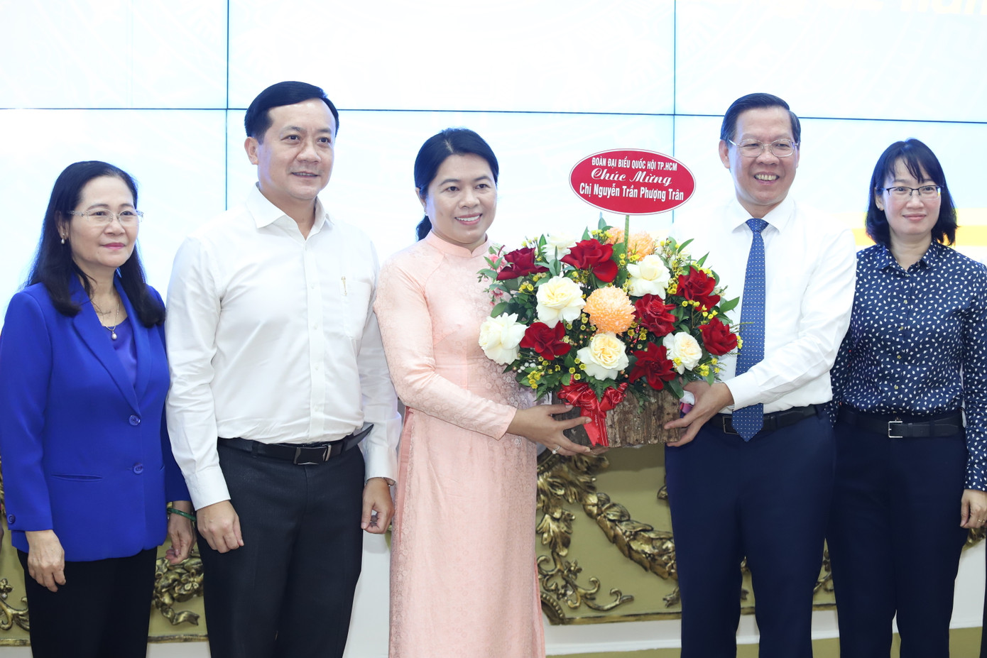 Nguyên Chủ tịch UBND TPHCM Phan Văn Mãi và Thường trực Đoàn ĐBQH TPHCM tặng hoa chúc mừng bà Phượng Trân. Nguyên Chủ tịch UBND TPHCM Phan Văn Mãi và Thường trực Đoàn ĐBQH TPHCM tặng hoa chúc mừng bà Phượng Trân.